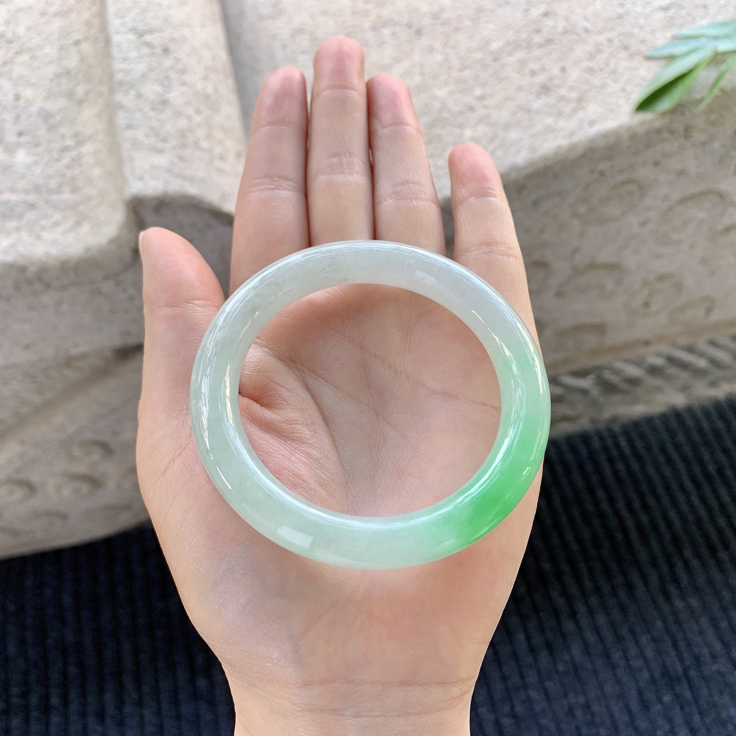 圆条51 52【圈口】52.8/9.2/9.2【编码】YT041069【描述】糯冰飘绿，水润，种老，细腻，有棉纹线