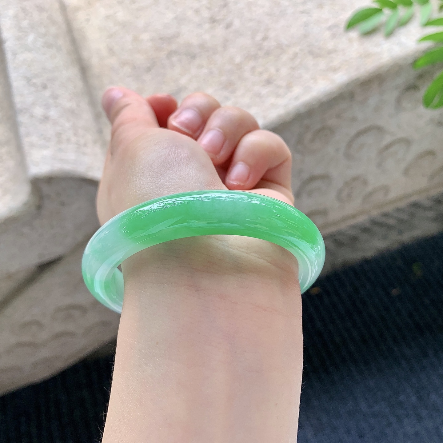 正圈55 56【圈口】56.2/11.7/8.5【编码】GH041542【描述】糯冰飘辣阳绿，水润，种老，细腻，无裂