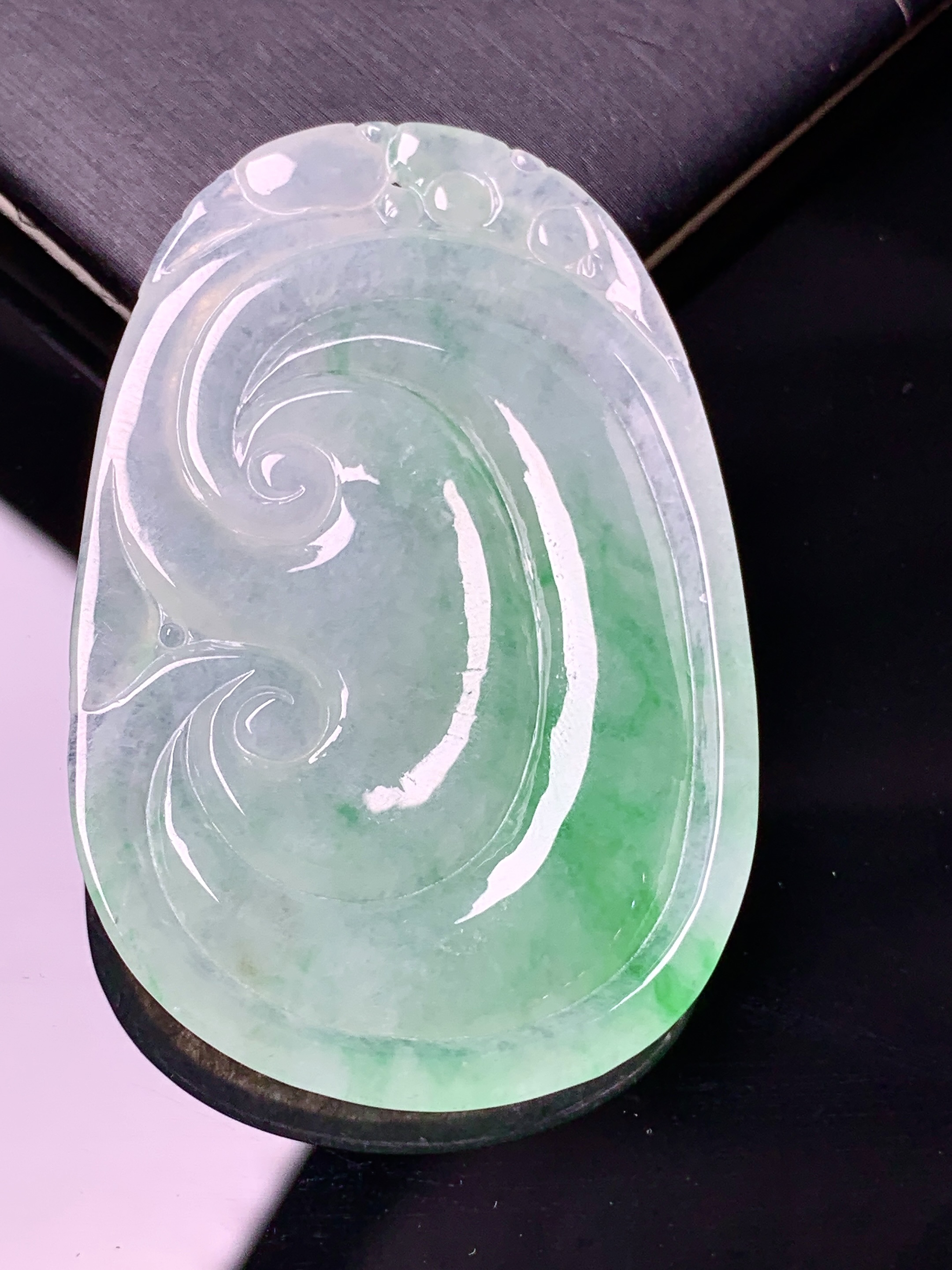 冰飘阳绿如意吊坠 玉质细腻 水润亮眼 色泽艳丽 整体尺寸51*34*5a2