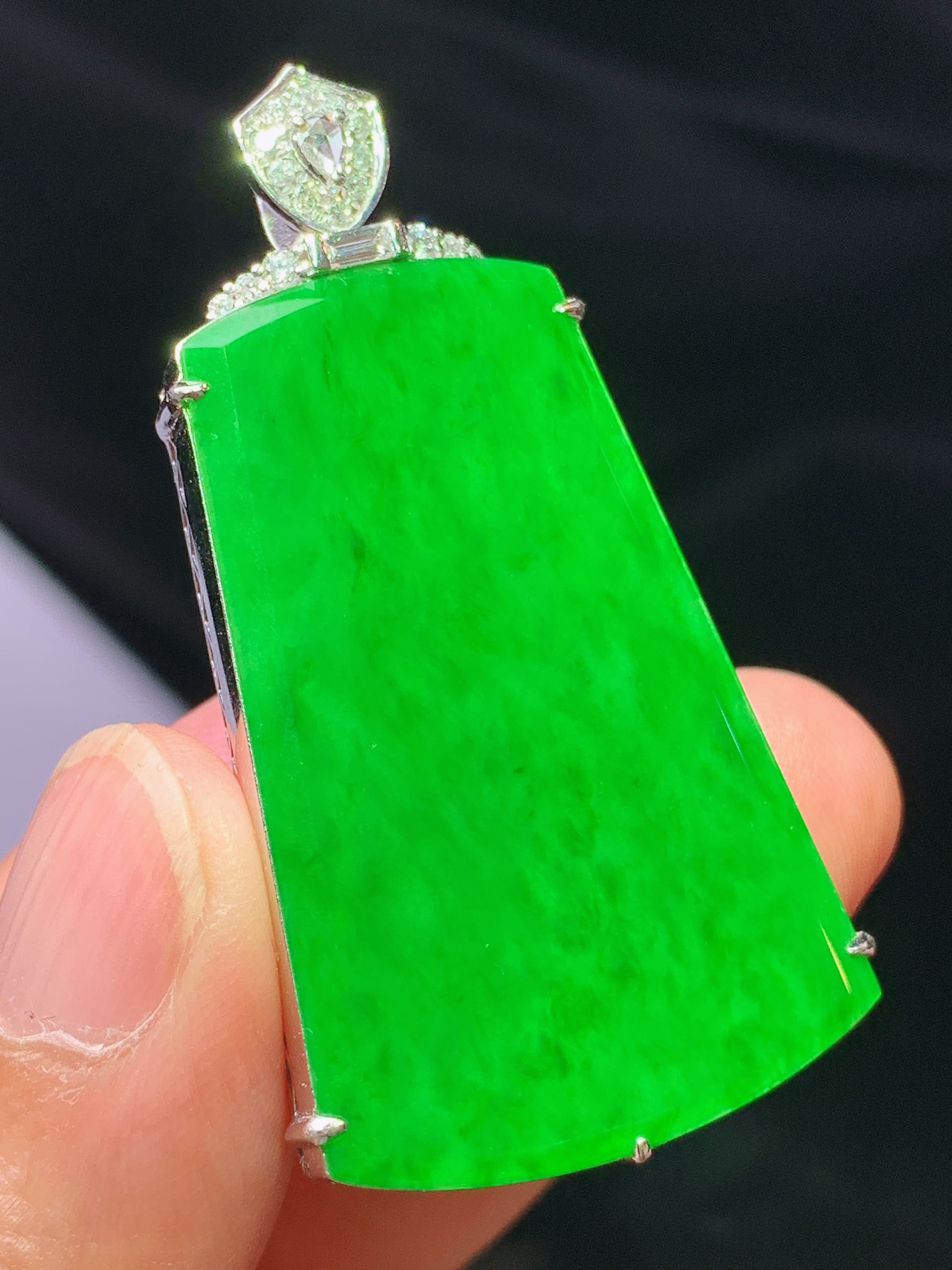 18k金钻镶嵌阳绿无事牌吊坠 玉质细腻 水润亮眼 色泽艳丽 整体尺寸48*25*9.2f1