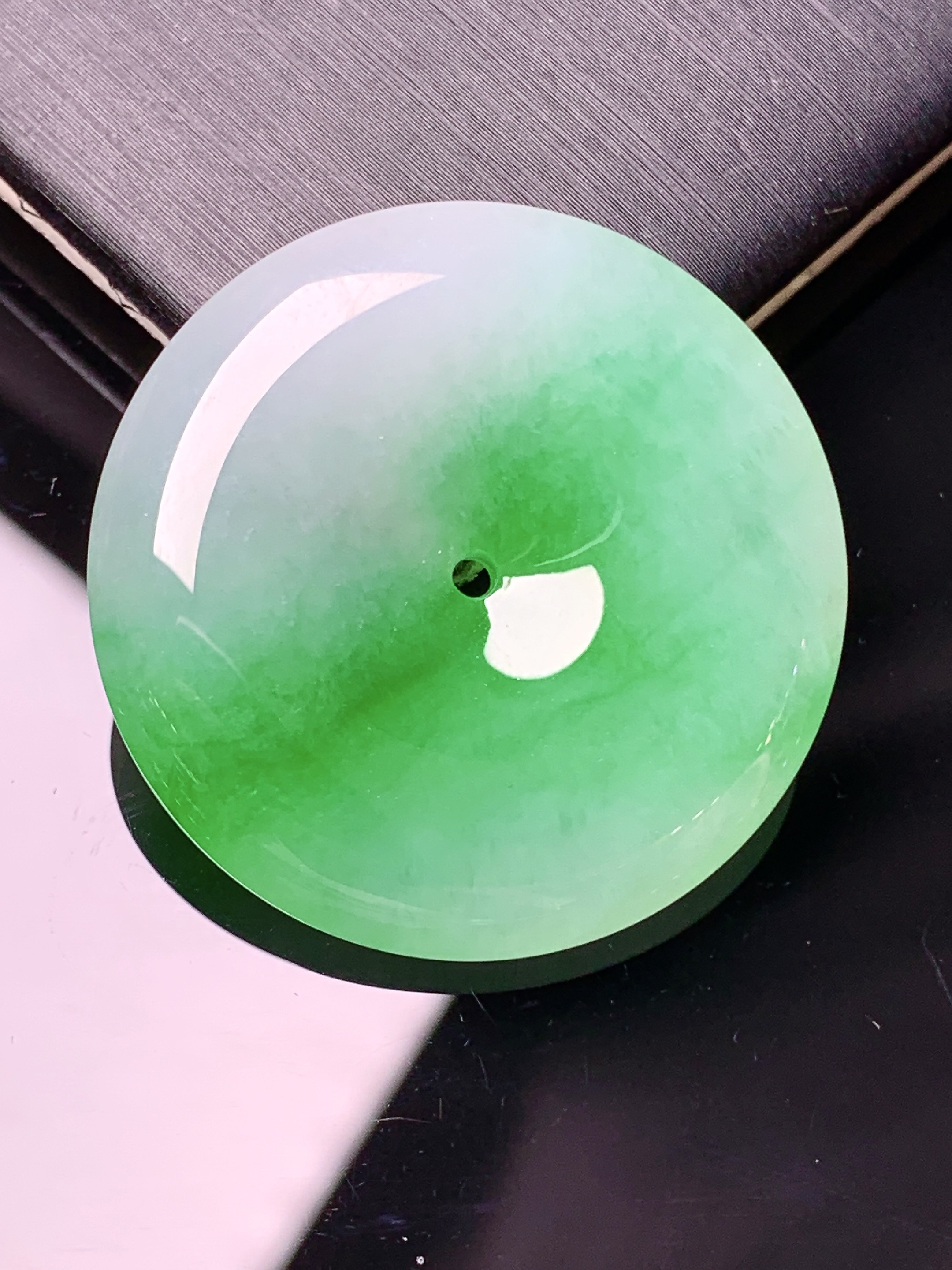 飘阳绿平安扣吊坠 玉质细腻 水润亮眼 色泽艳丽 整体尺寸30.5*6.2x1