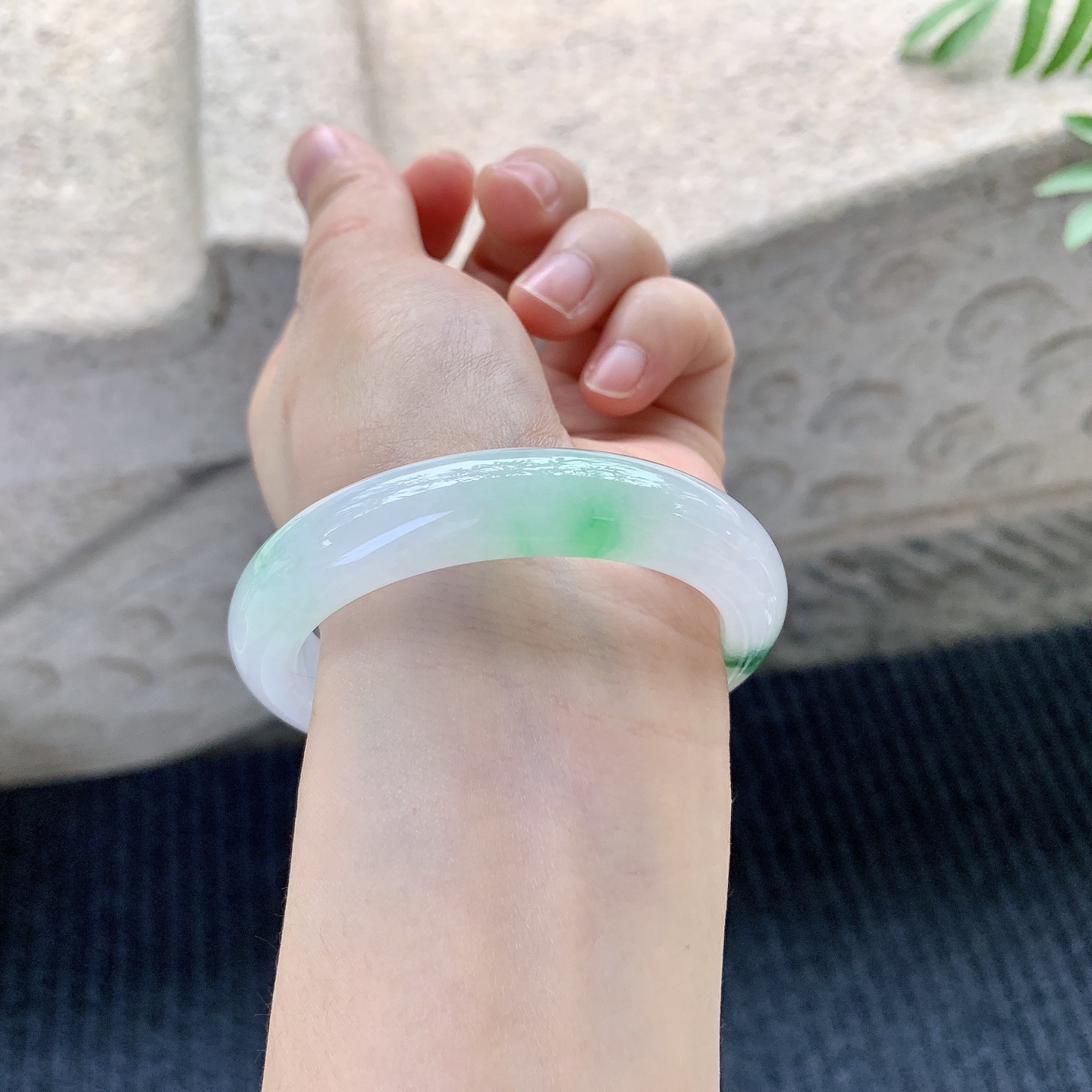 正圈51 52【圈口】52.8/11.5/8.3【编码】C5121415【描述】细糯飘绿，水润，种老，细腻，打灯有纹线