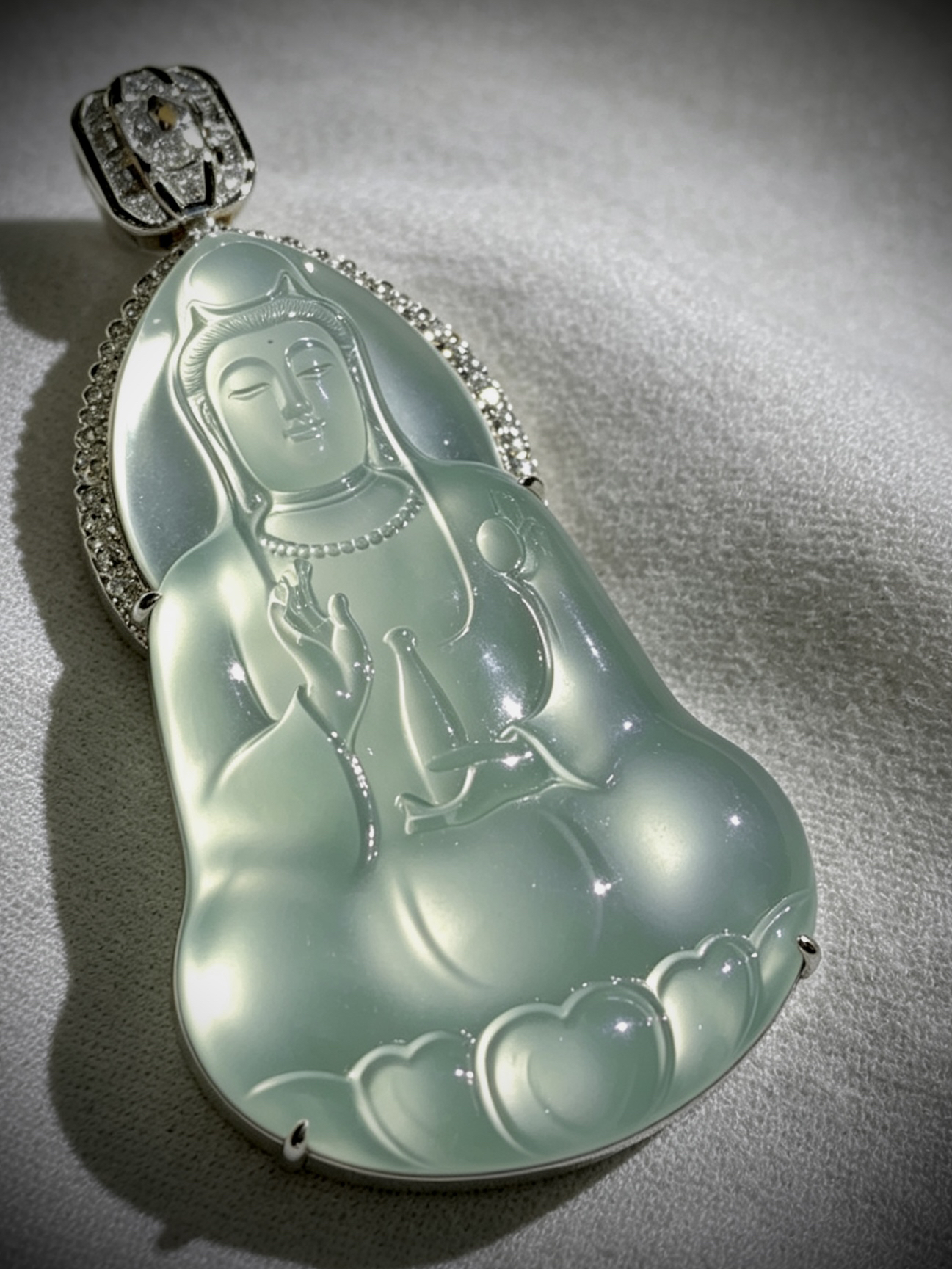 【观自在·一念清净】，观音菩萨，
裸石49.5-30.5-7mm，
整体60-30.5-12.5mm，28.58g，
18K金，南非钻，