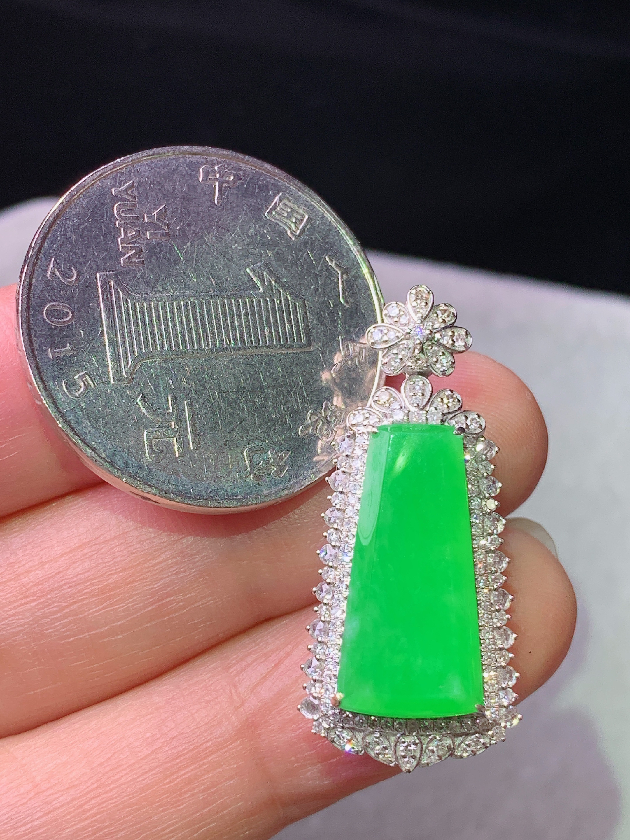 18k金钻镶嵌阳绿无事牌吊坠 玉质细腻 水润亮眼 色泽艳丽 整体尺寸30.6*13.8*9.3k1