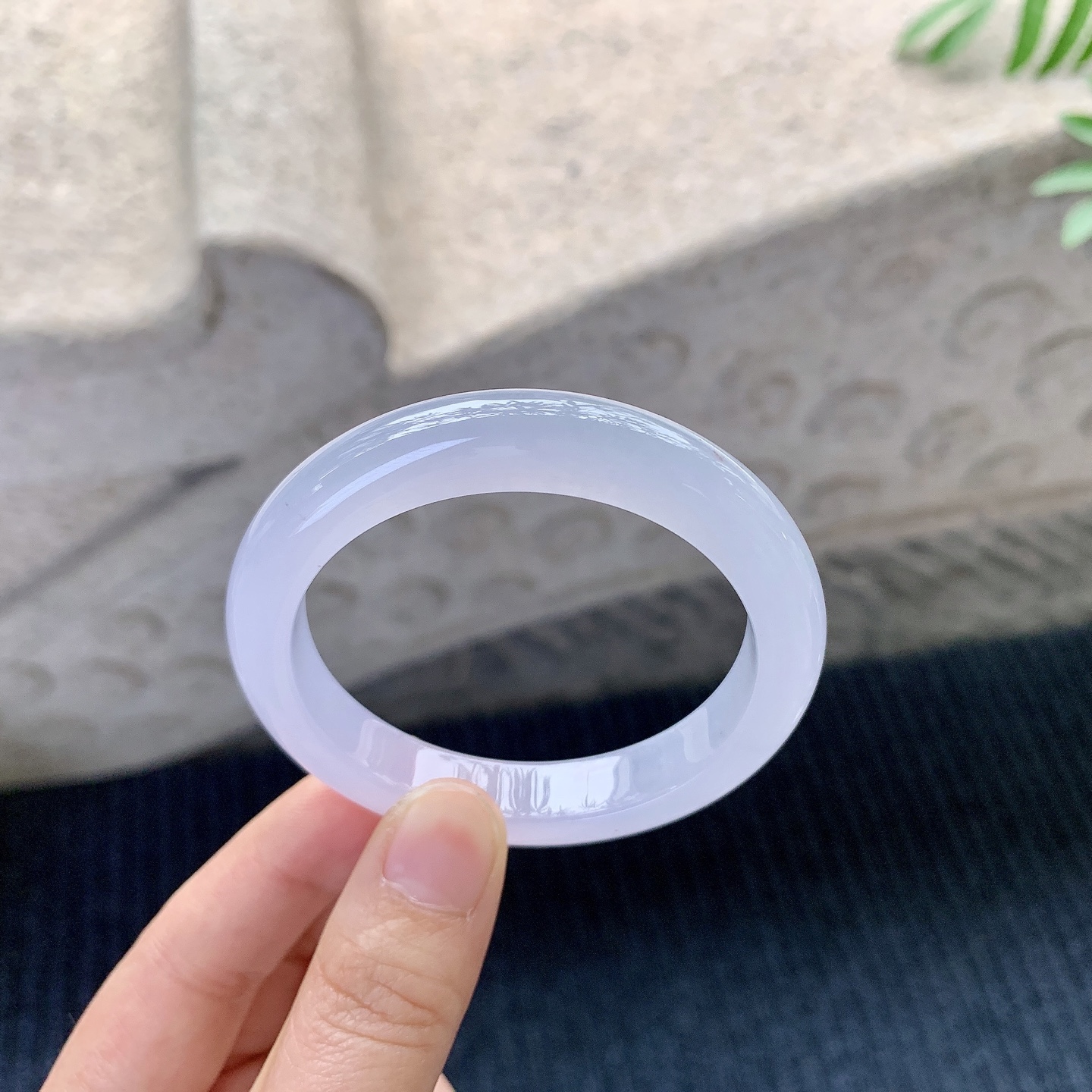 正圈49 50【圈口】50.6/9.7/7.7【编码】B2040372【描述】冰糯粉紫，水润，种老，细腻，有纹絮线