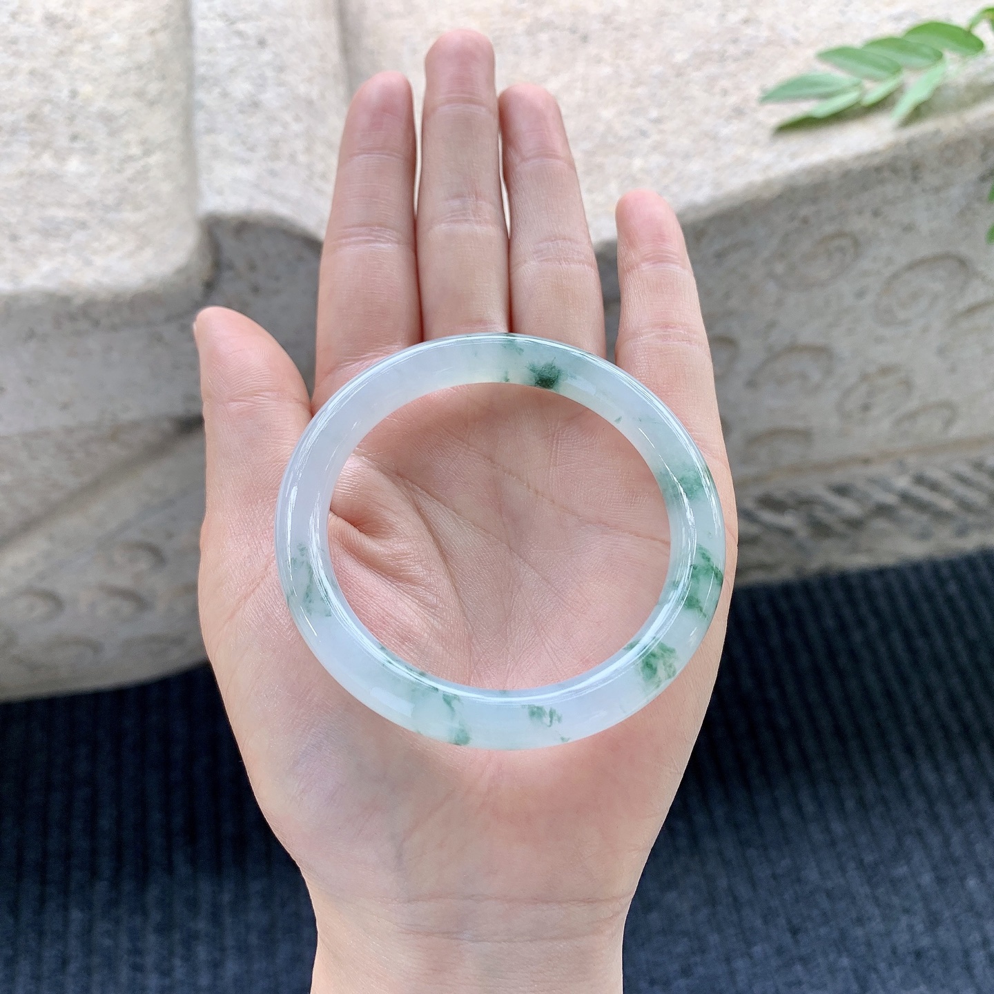 圆条51 52【圈口】52.3/7.9/8.1【编码】QX121338【描述】冰糯飘花，水润，种老，细腻，无裂