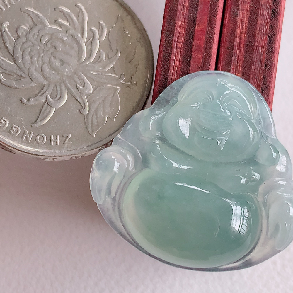 冰润佛公挂件 玉质细腻  精雕弥勒佛，笑佛福耳垂肩，面相喜庆，开怀大笑，憨态可掬。惟妙惟肖，寓意福禄双全，吉祥美满，笑口常开 W357.13 尺寸：23.3-24.8-5.2mm