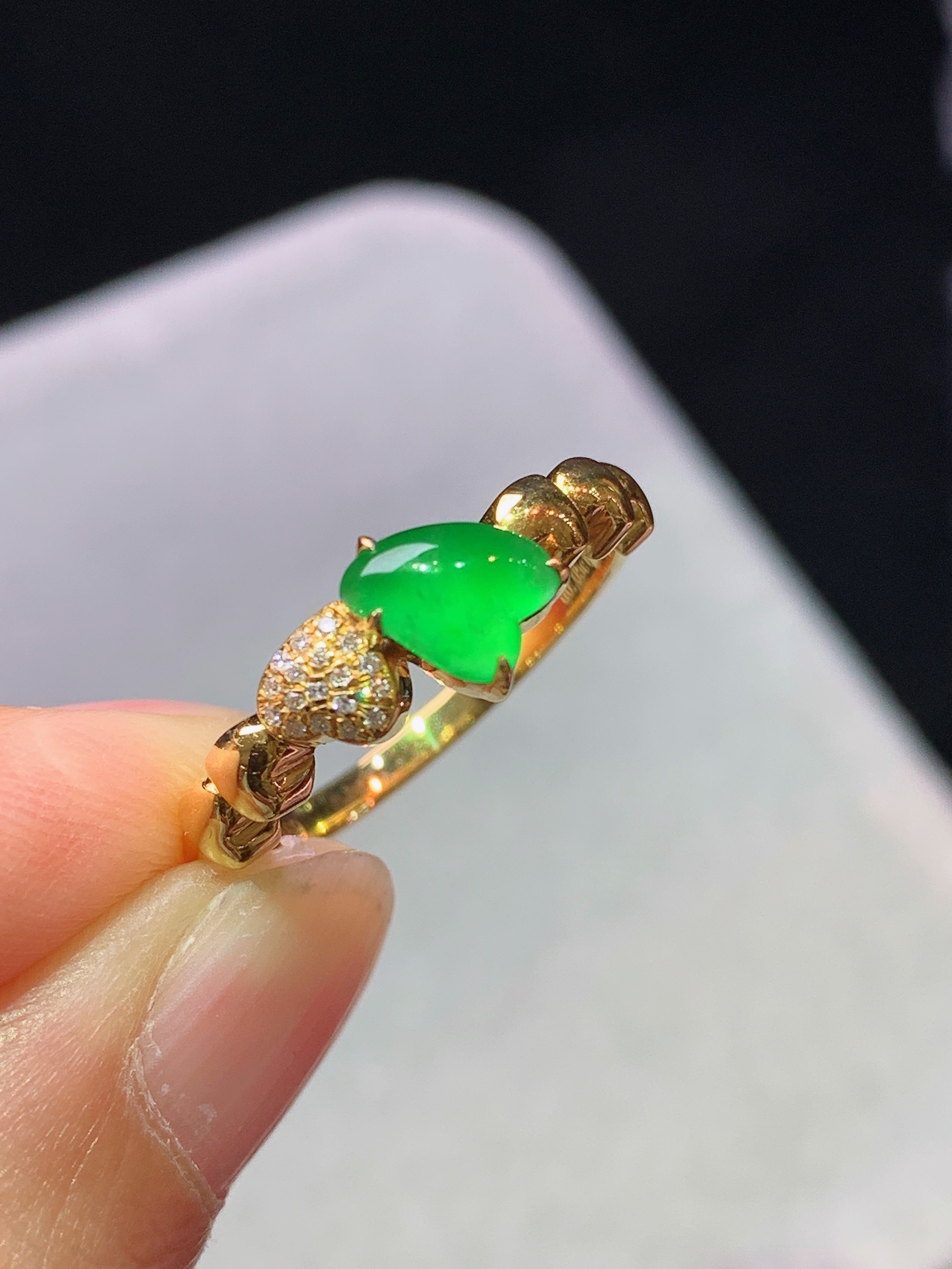 18k金钻镶嵌冰阳绿心形蛋面戒指 玉质细腻 水润亮眼 色泽艳丽 圈口14 裸石尺寸6*7*2.3m5