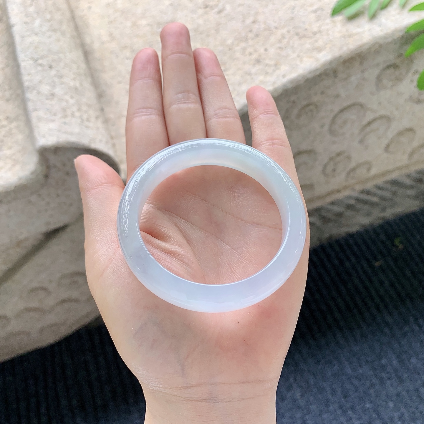 正圈51 52【圈口】52.6/11.5/7.8【编码】A2041502【描述】糯冰底色，水润，种老，细腻，打灯有纹线