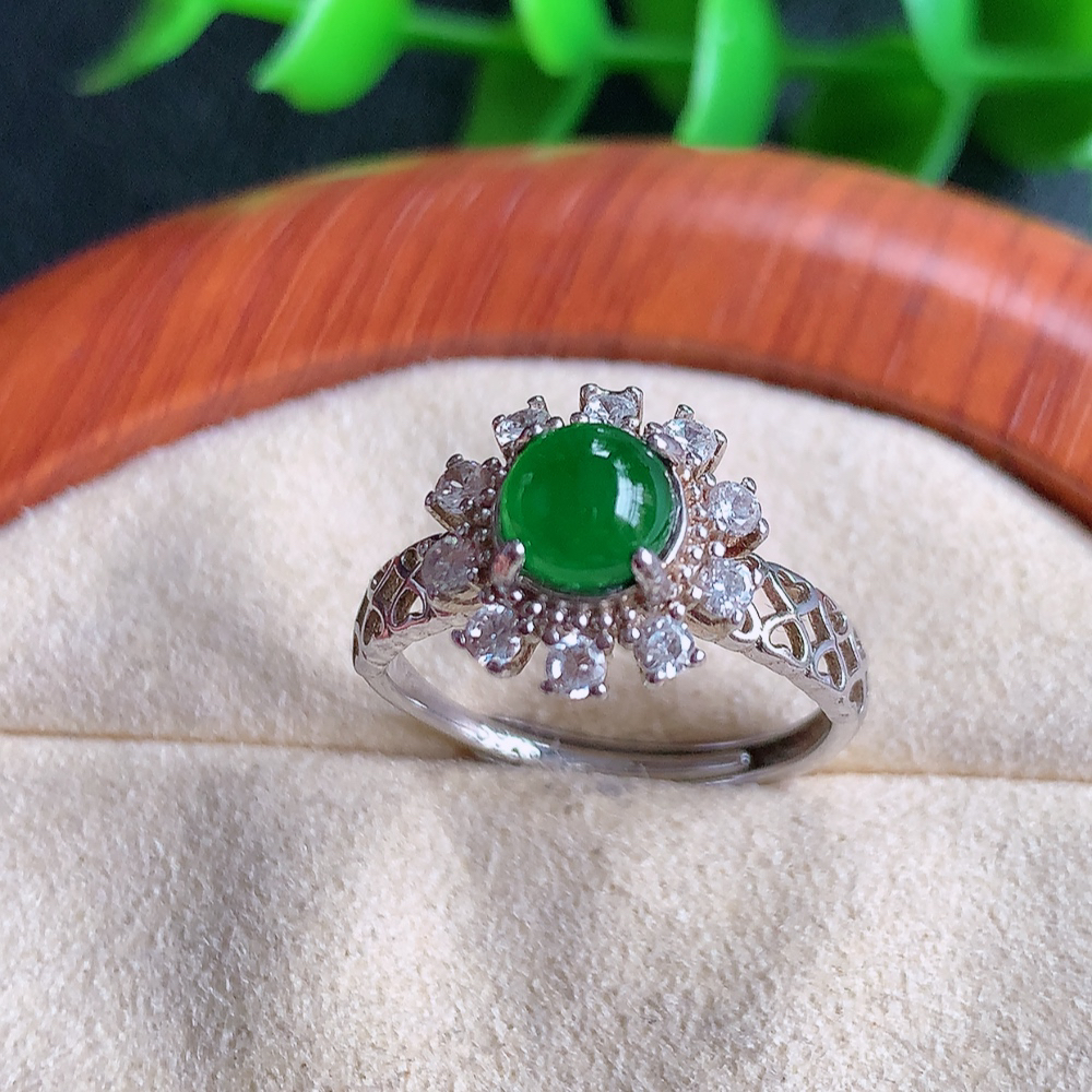 冰润满绿精美环形翡翠戒指  玉质细腻  冰清玉润  飘花灵动  颜色漂亮  W481.13  内径尺寸：17.5-11.8-8mm  裸石尺寸：6mm