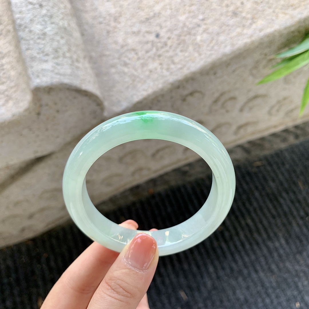 正圈55 56【圈口】56.7/11.7/8.7【编码】YF032490【描述】糯冰飘绿，水润，种老，细腻，打灯有棉线