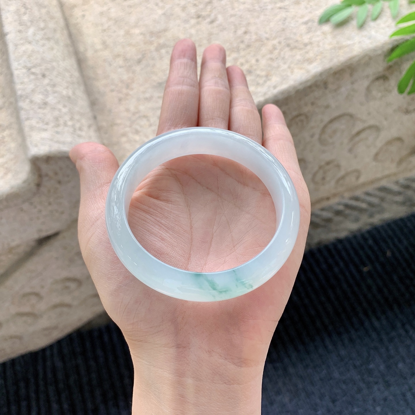 正圈54 55【圈口】55.7/12.7/7.8【编码】GJ041527【描述】糯冰飘花，水润，种老，细腻，无裂