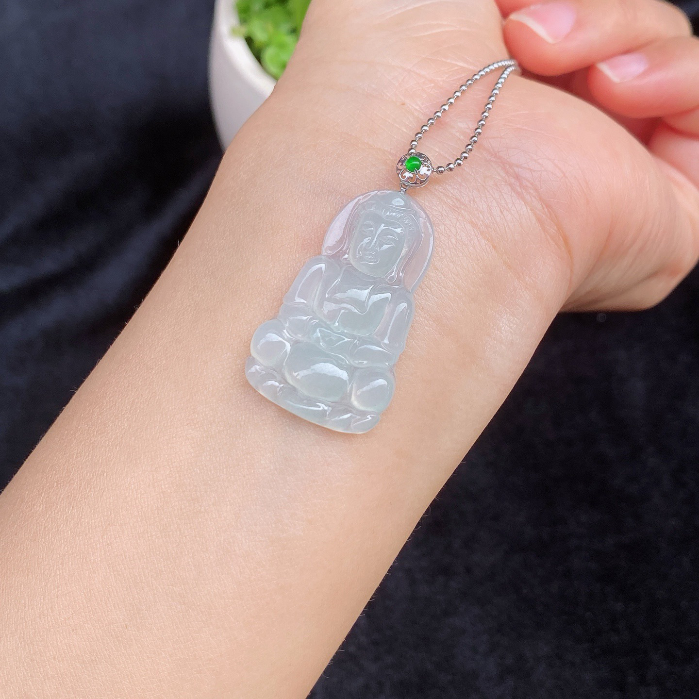 冰观音吊坠
白冰底色，光泽柔和，胶感十足
18k金扣，精致又高级
