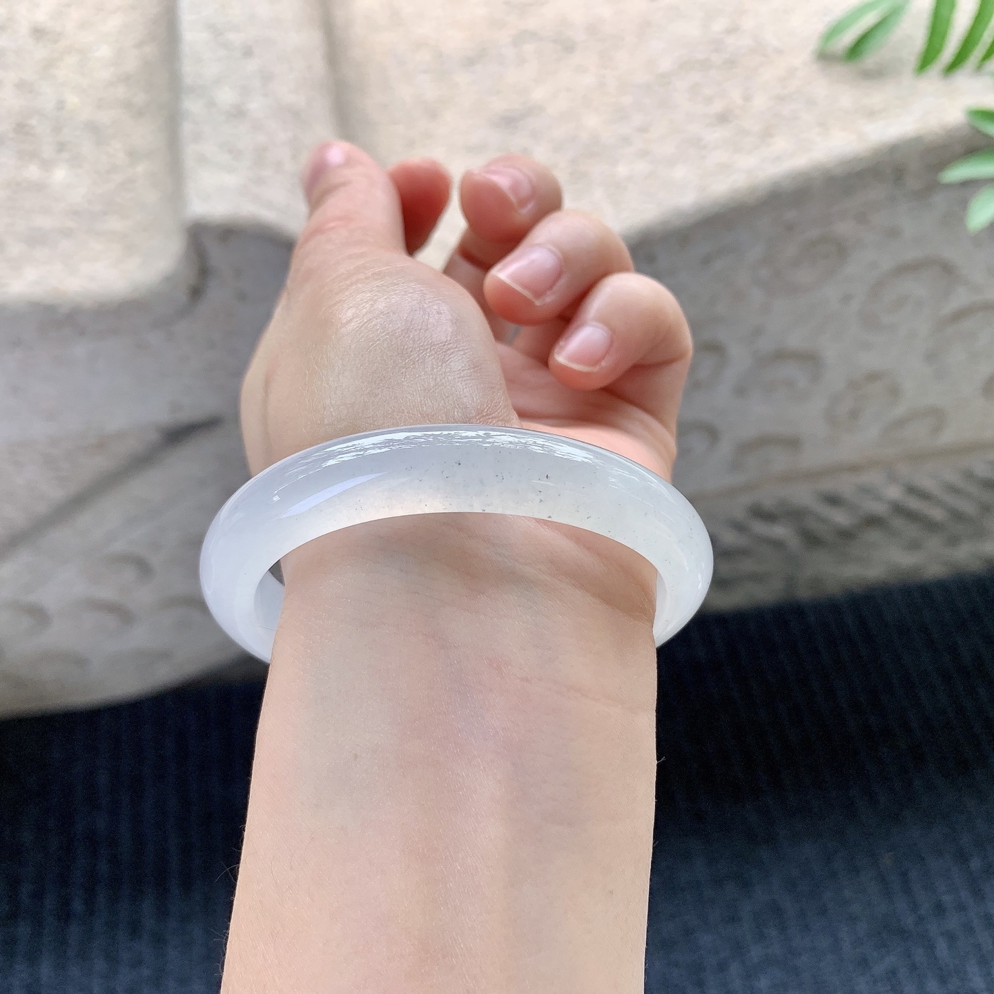 贵妃54 55 圈口55.7/48/10.8/7.5 糯冰底色，水润，种老，细腻，有纹线B2121401