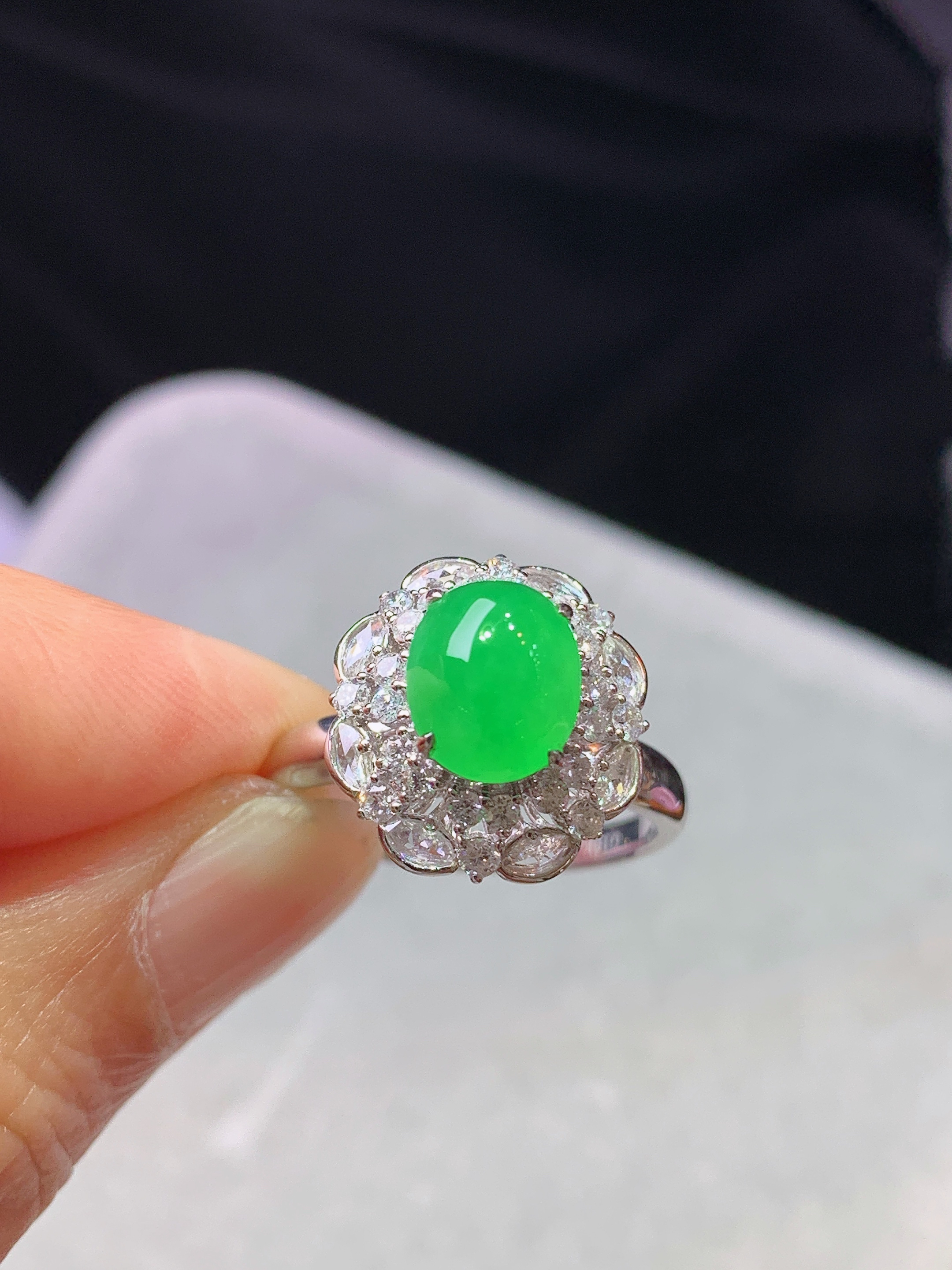 18k金钻镶嵌翠绿蛋面戒指 玉质细腻 水润亮眼 色泽艳丽 圈口14 整体尺寸14*13*12.2k1