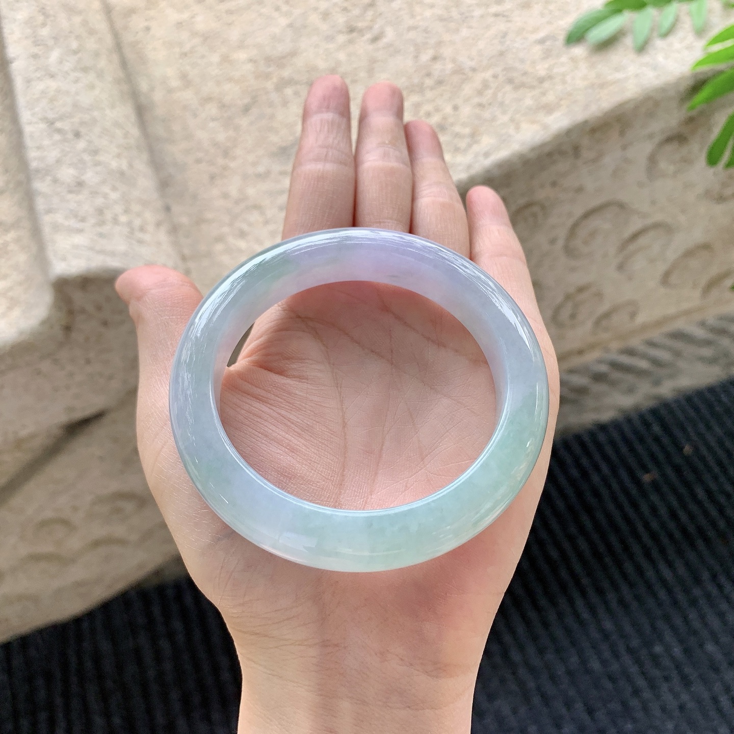 正圈56 57 【圈口】57.7/12.4/9.5 【编码】A1041519 【描述】细糯春彩，水润，种老，细腻，打灯有絮线