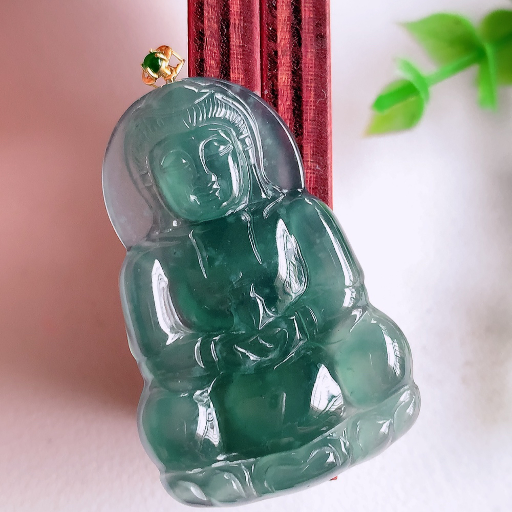 18k金扣蓝冰精雕观音吊坠，法相端庄大气，工艺精湛，种色浓郁，细腻饱满冰润，种老水足，收藏佳品，佩戴