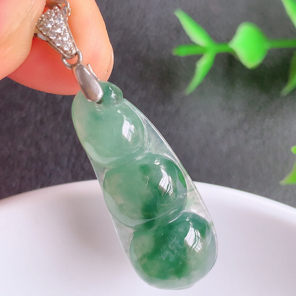 冰润飘花福豆翡翠挂件，老种飘花  冰清玉洁  胶感十足  寓意“四季平安，福气满满”颜色鲜艳，清新自然，饱满通透   925银饰扣头 W357.13  尺寸：32.3-13-6mm