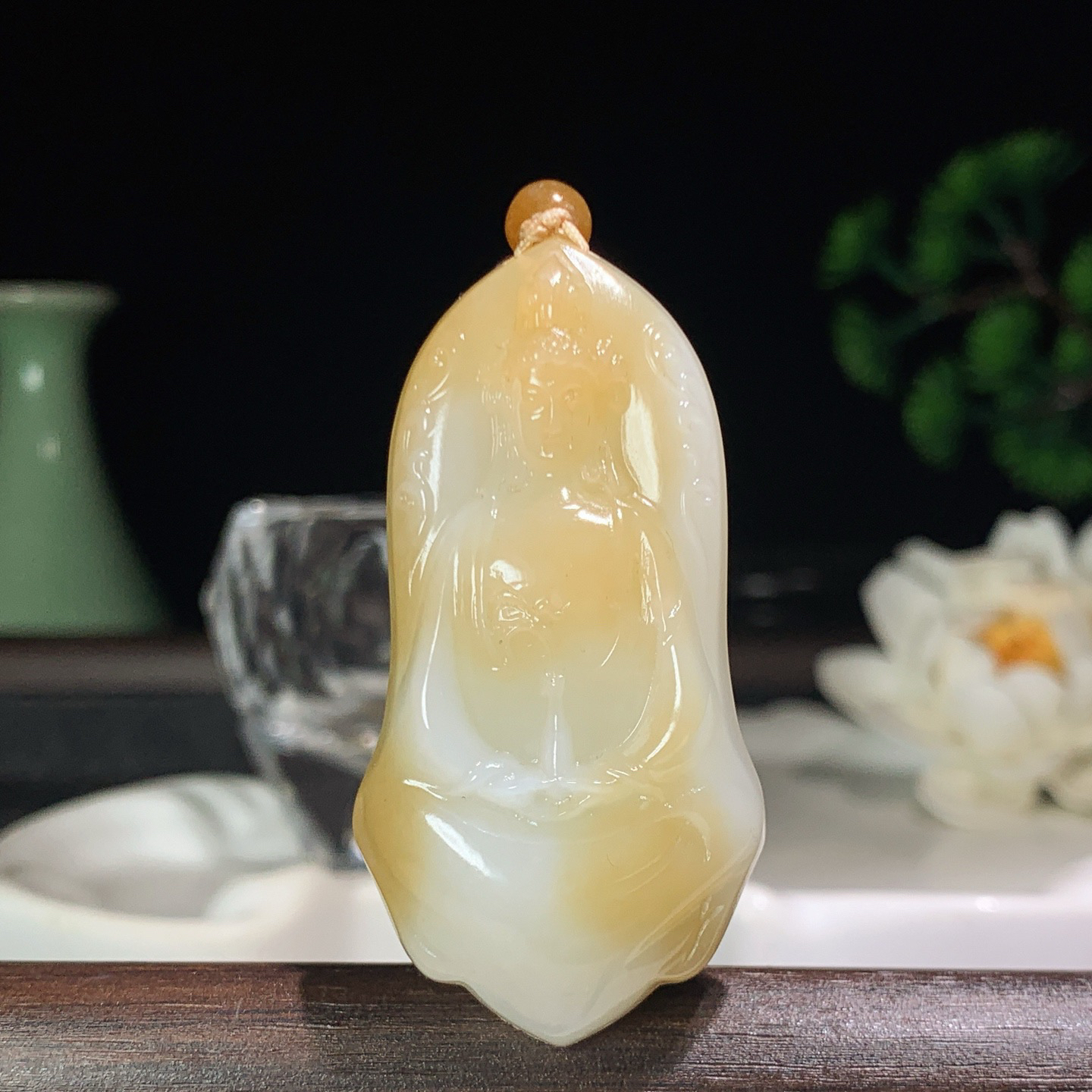 新疆和田玉白玉且末糖观音挂件 尺寸54/27/10重24克。玉质细腻油润。手推出油。佩戴高端典雅。l