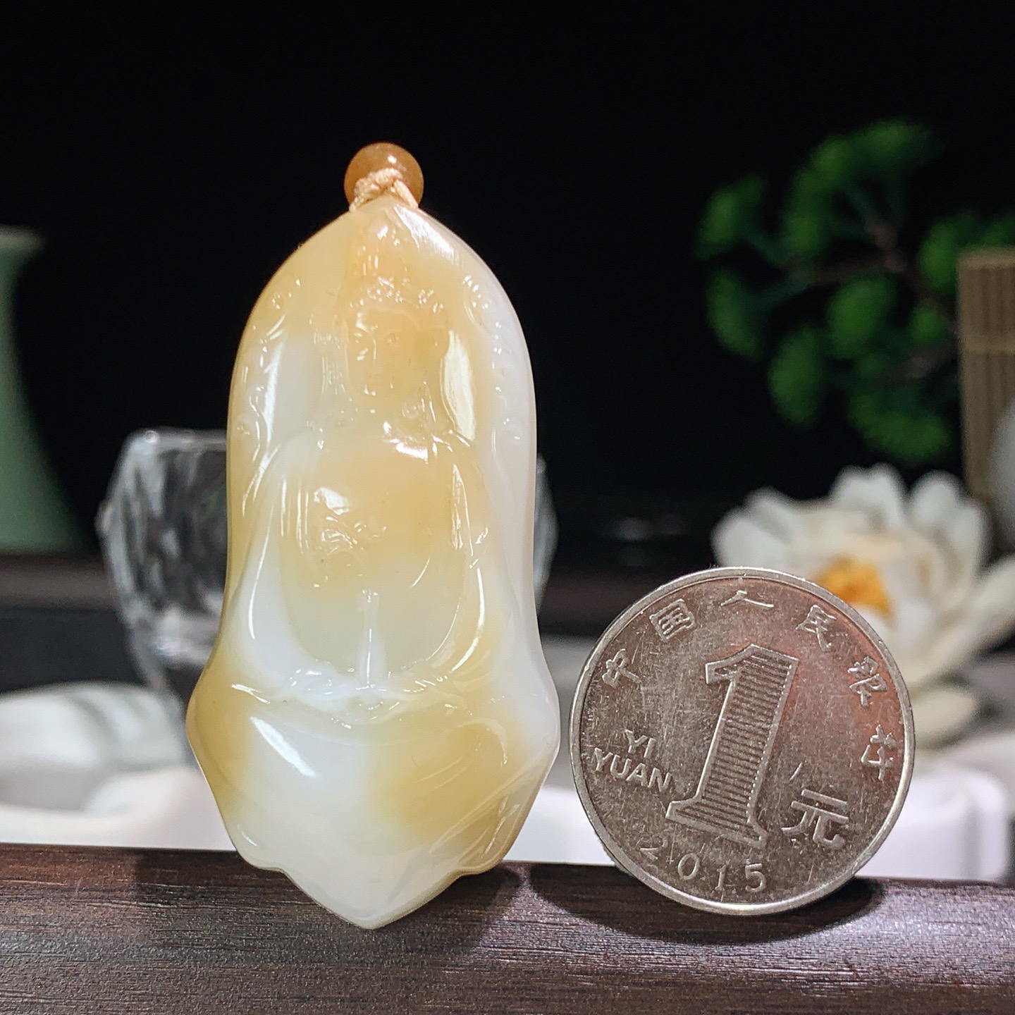 新疆和田玉白玉且末糖观音挂件 尺寸54/27/10重24克。玉质细腻油润。手推出油。佩戴高端典雅。lt260413