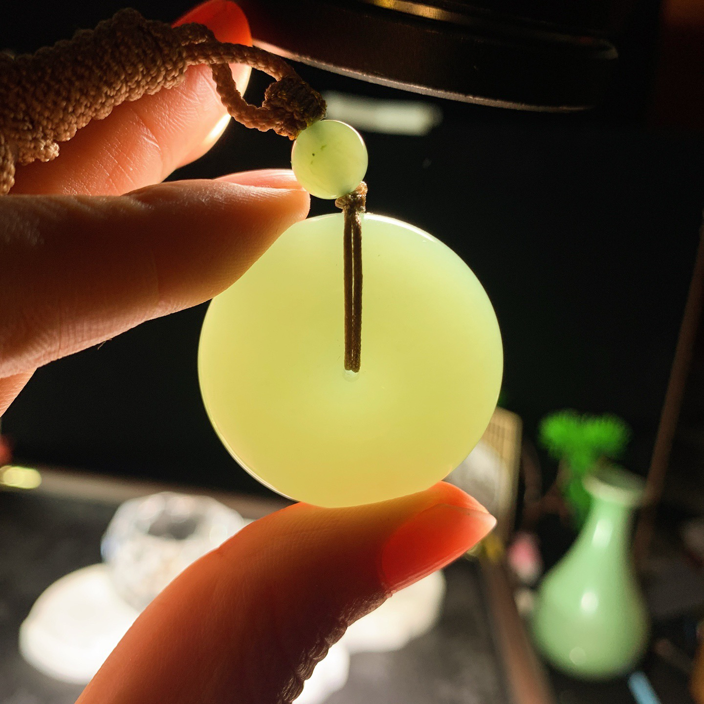 和田玉清水平安扣挂件。尺寸33/11重28.5克  手推出油。玉质细腻油润。品相大气206413