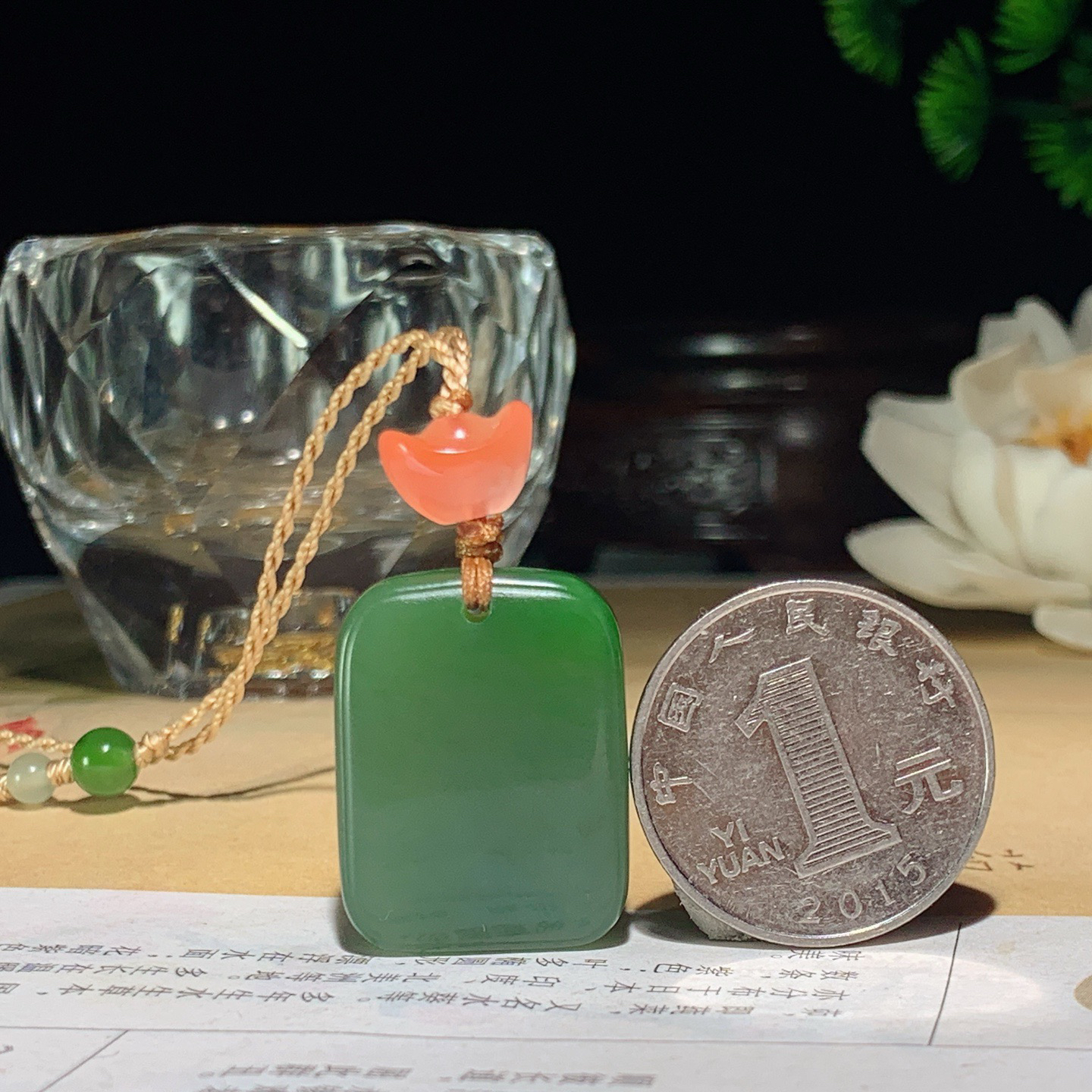 和田玉阳绿俄罗斯碧玉平安无事牌挂件。尺寸26/20/8重14克 玉质细腻油润 底色纯净 脂粉好，品质好。lt260413