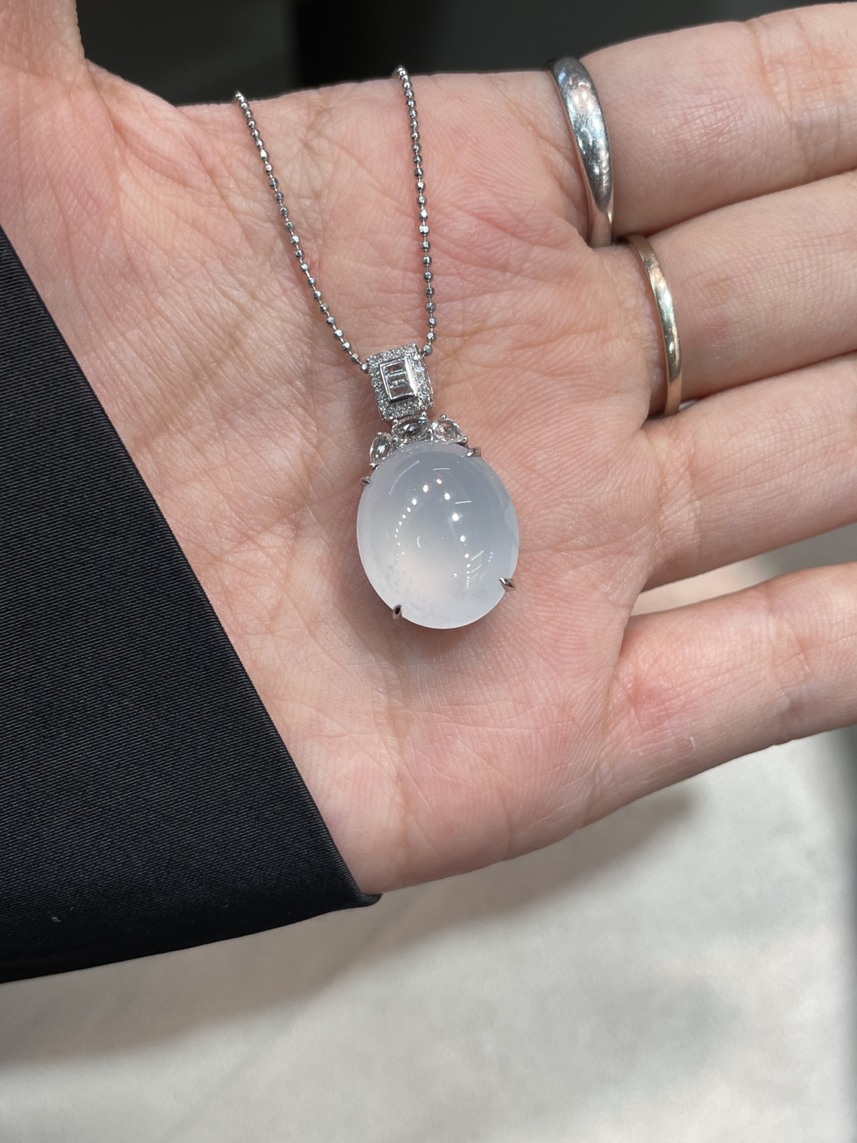 冰种 起胶 茅台白 蛋面吊坠

18k金镶嵌..