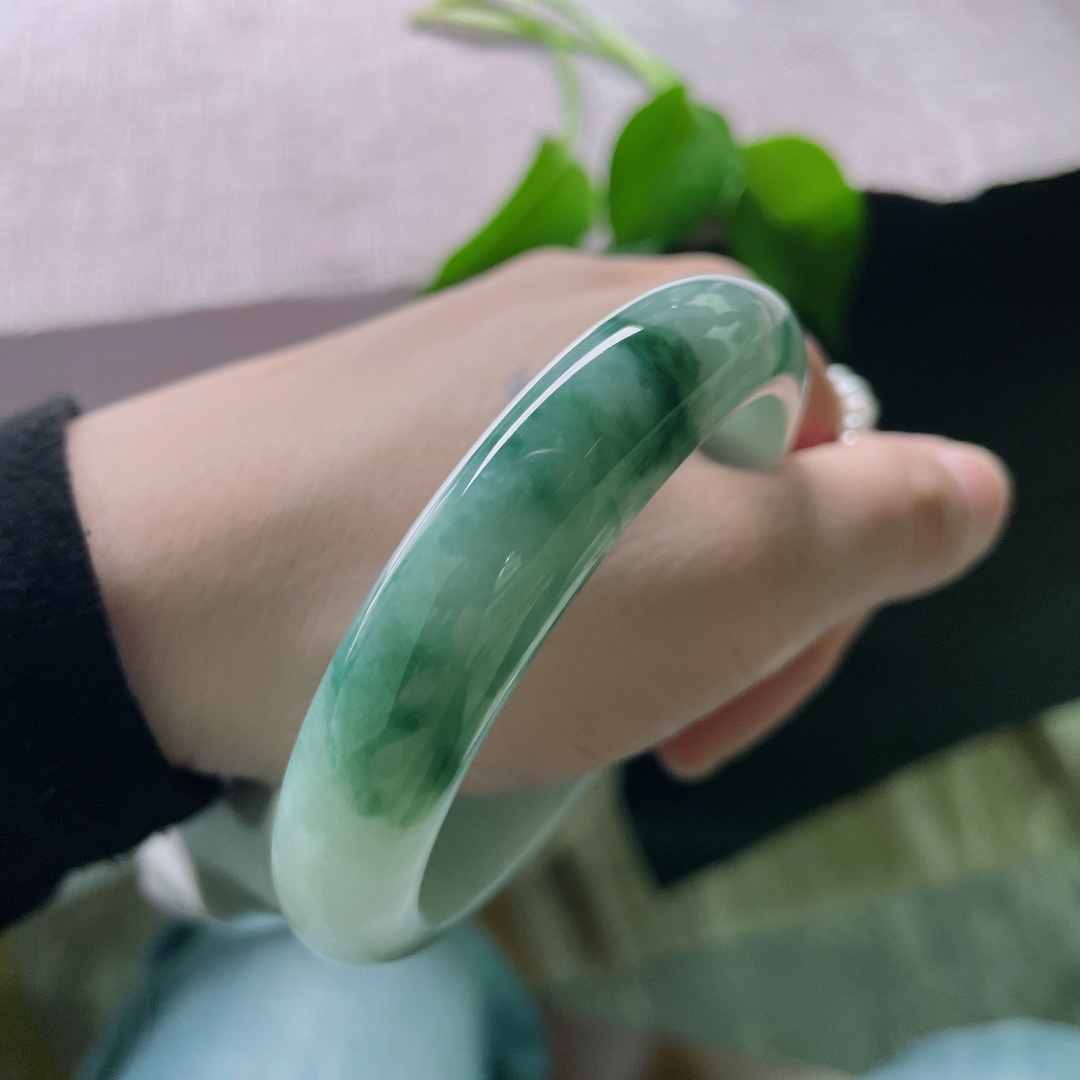 58.3/12.6/8.1，飘花正圈，水润，肉细，细腕凝霜雪，花影自婆娑，无裂，ss49347a