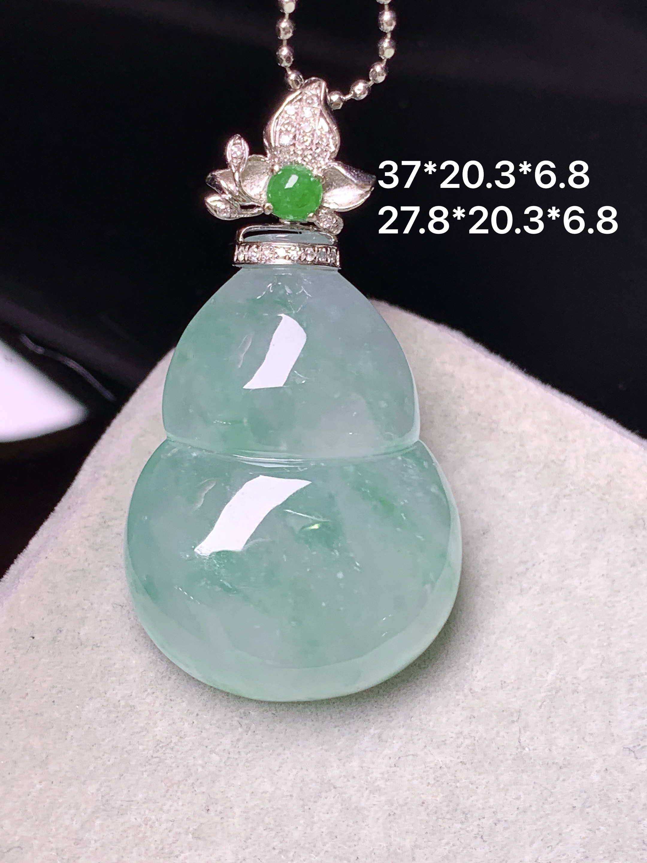 18k金钻镶嵌冰种飘花葫芦吊坠 玉质细腻 色泽艳丽清新 水润亮眼 整体尺寸37*20.3*6.8k1