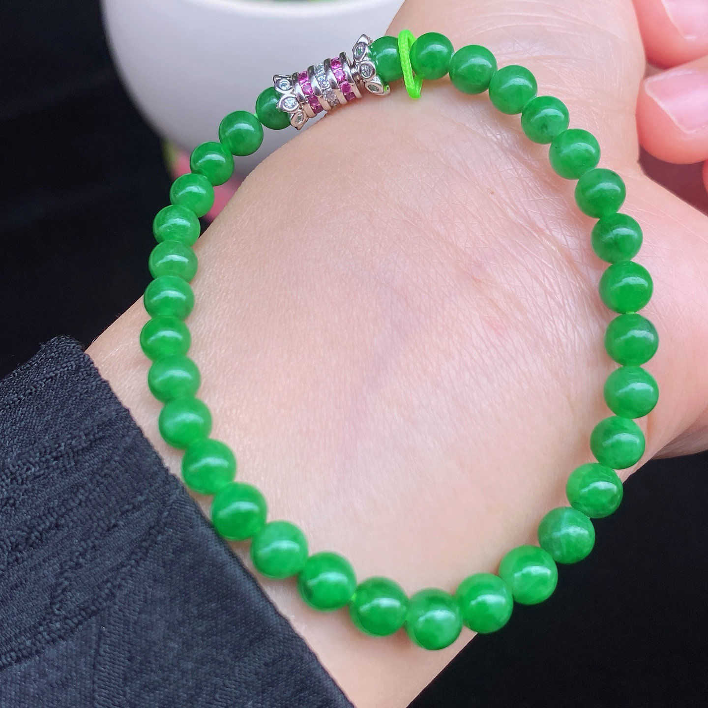 冰阳绿手串 
色泽鲜亮浓郁，种水细腻
单戴或叠戴都很百搭，轻松提升气质
尺寸如图一  实物更美～
