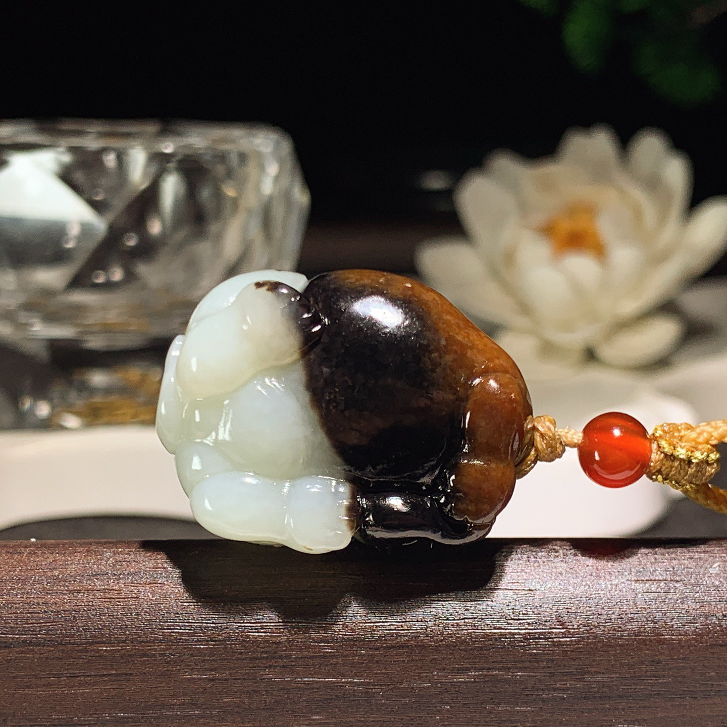 和田玉黑皮俄料大象挂件 尺寸31/23/17重22.8克。玉质细腻油润。手推出油。佩戴高端典雅。lt260413