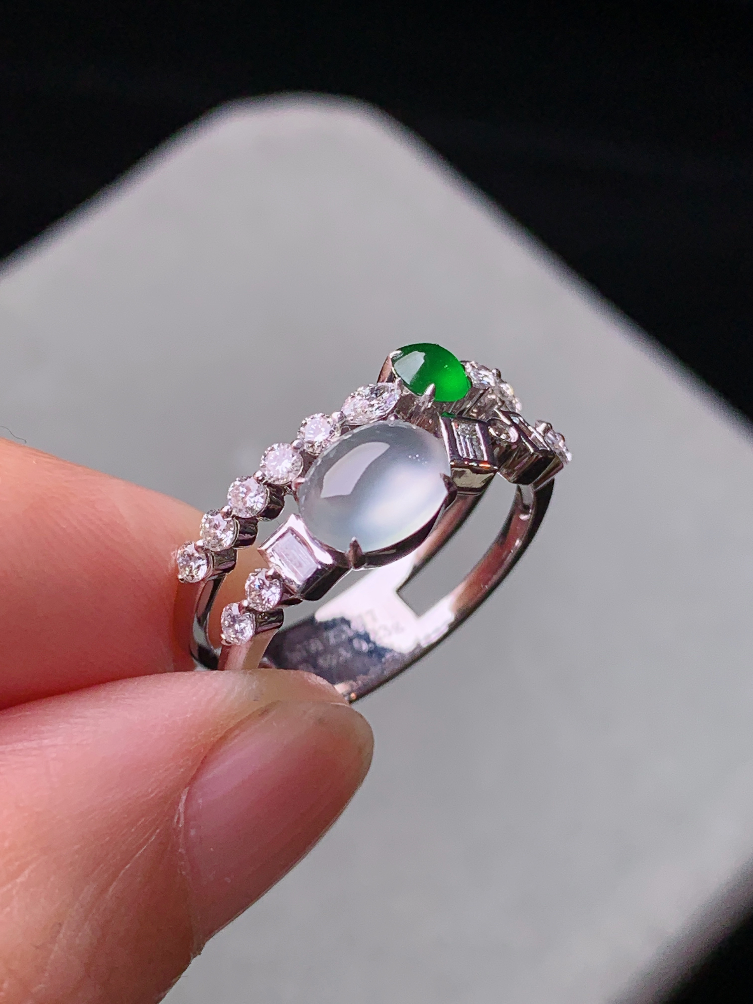 18k金钻镶嵌冰种蛋面戒指 玉质细腻 水润亮眼 色泽艳丽 圈口13.5 裸石尺寸7*5.5*3m5