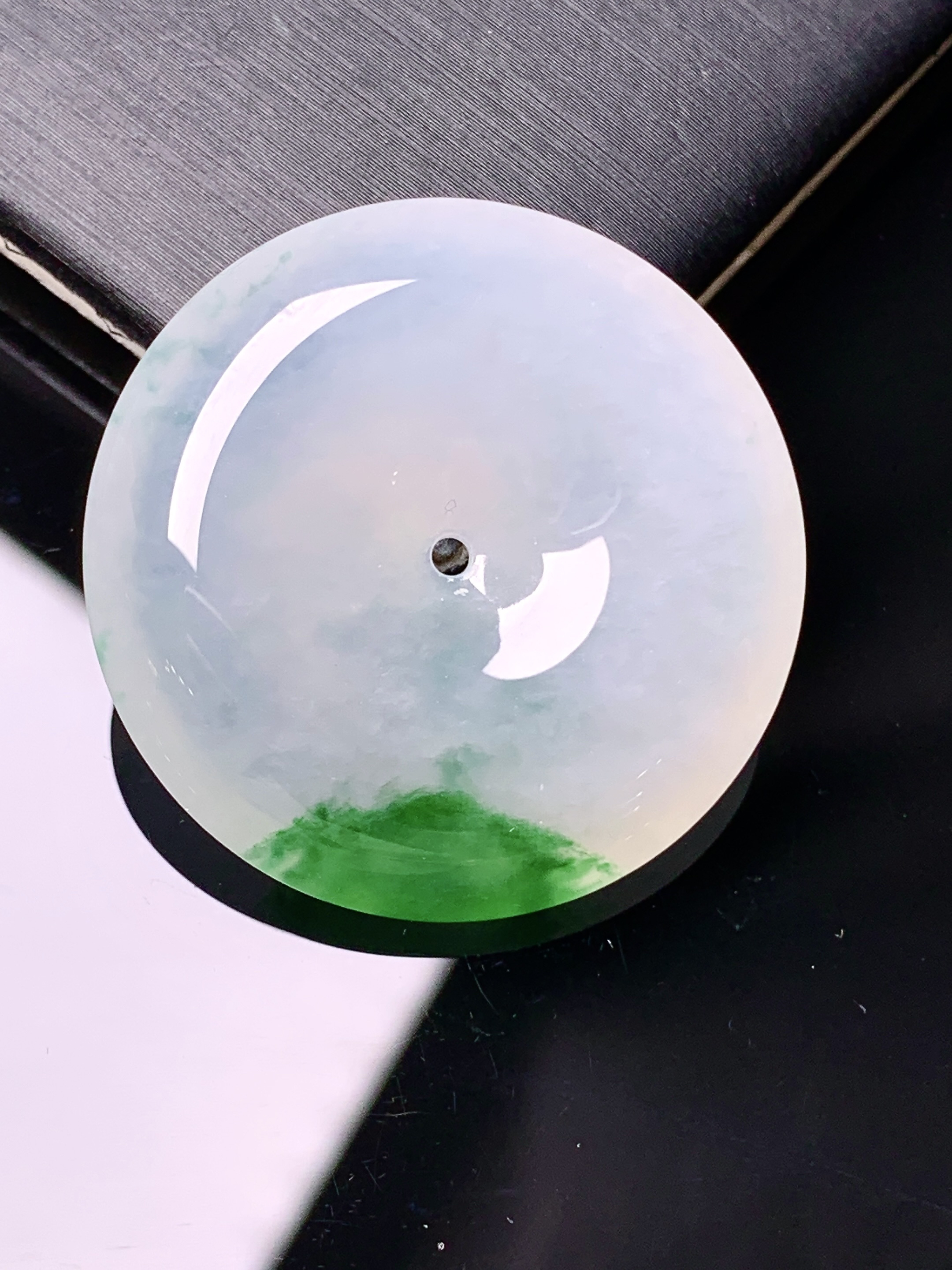 冰种飘绿平安扣吊坠 玉质细腻 水润亮眼 色泽艳丽 整体尺寸30.8*7.6x1