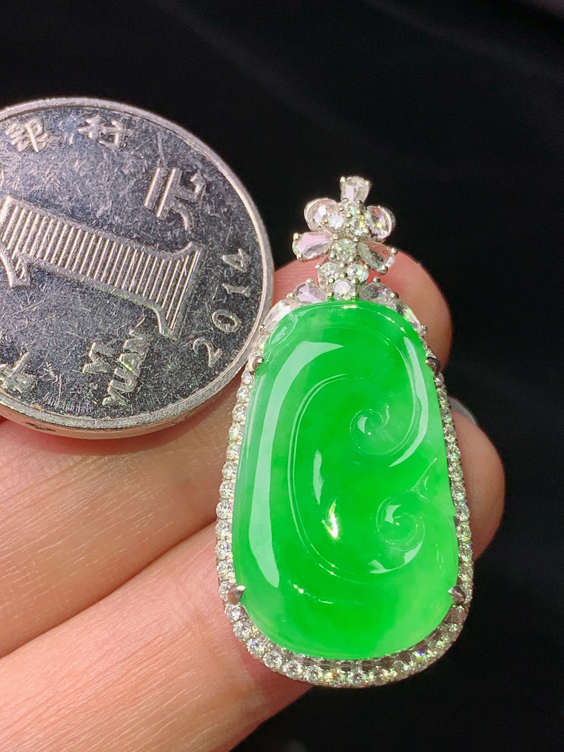 18k金钻镶嵌冰阳绿如意吊坠 玉质细腻 色泽艳丽清新 水润亮眼 整体尺寸34.5*16.3*8.6s1