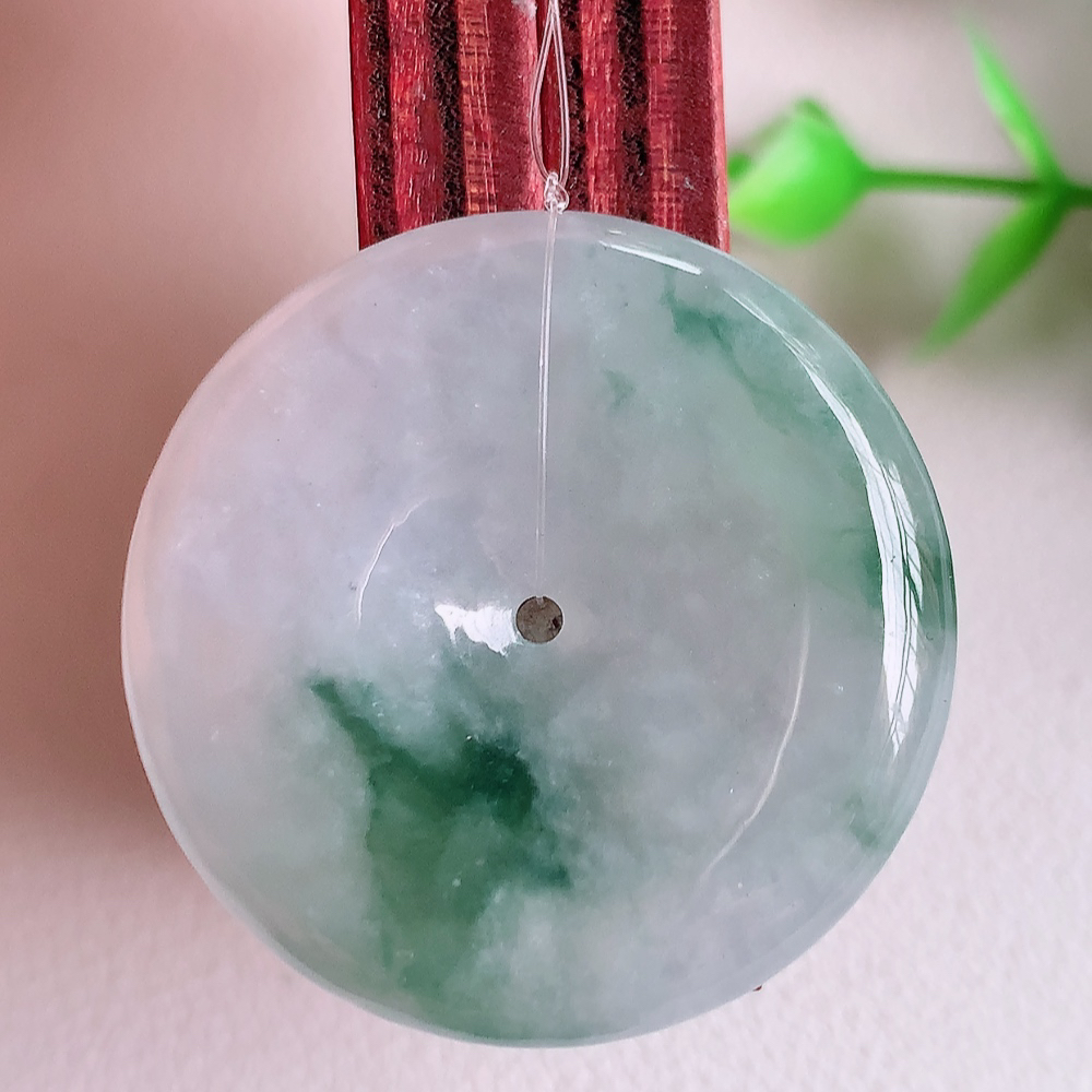 冰润飘花平安扣吊坠，厚装饱满，冰润剔透，细腻水足，种质润泽，飘花灵动，佩戴优雅大气，W49.13   尺寸：30-5.6mm