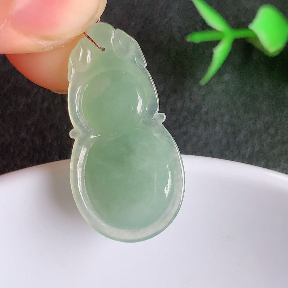 冰润葫芦翡翠吊坠  寓意“福禄双全，加官进爵，财源滚滚” 莹润通透，抱满大气  清新脱俗    W357.13 尺寸：29.6-15.2-5.6mm