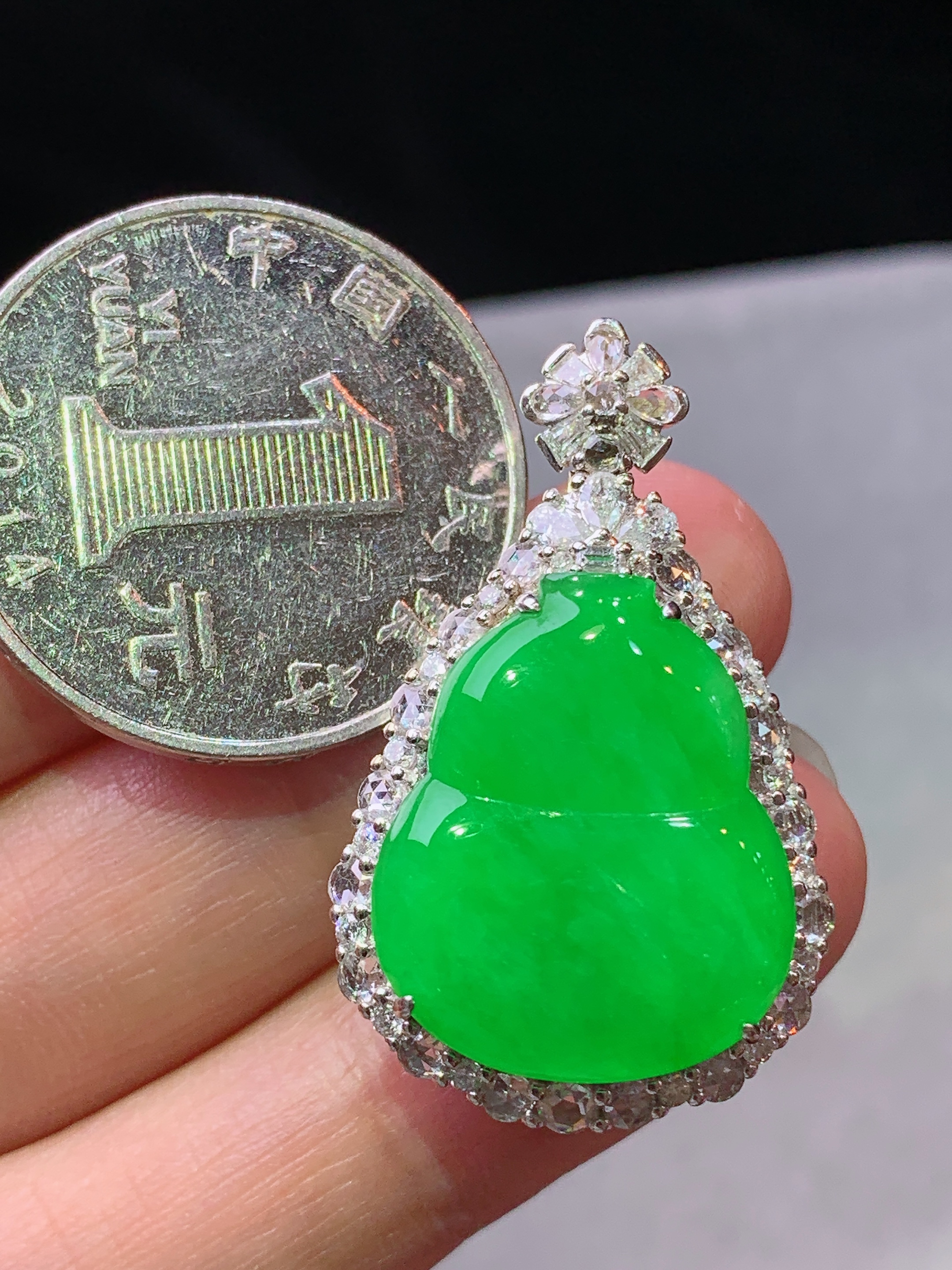 18k金钻镶嵌阳绿葫芦吊坠 玉质细腻 水润亮眼 色泽艳丽 整体尺寸33*20*10m5