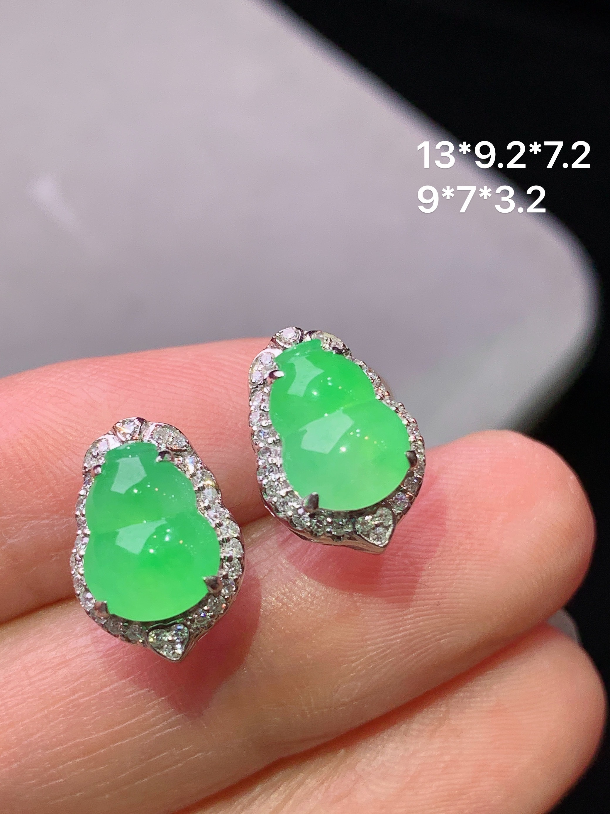 18k金钻镶嵌阳绿葫芦耳钉 玉质细腻 色泽艳丽清新 水润亮眼 整体尺寸13*9.2*7.2h1