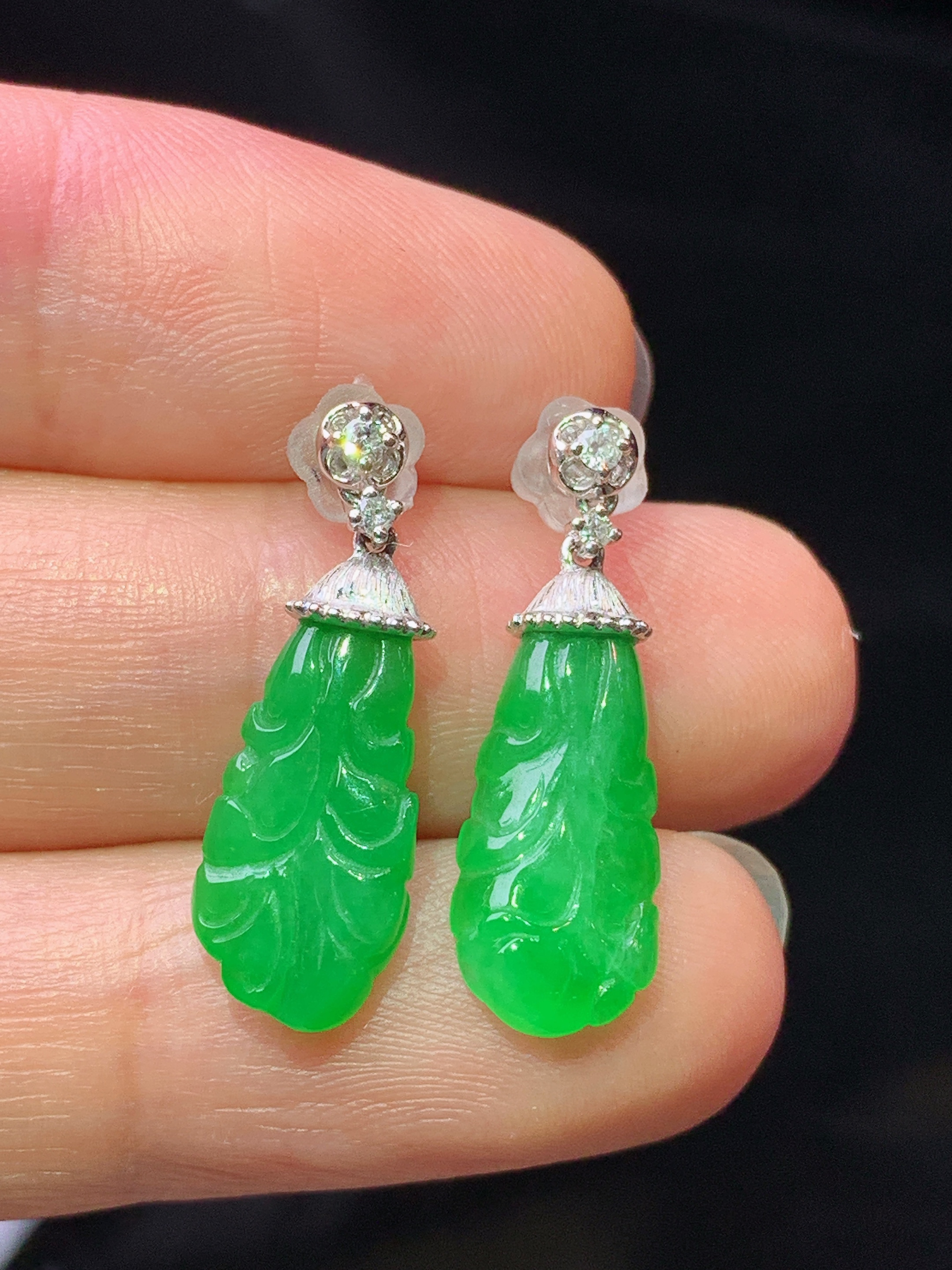 18k金钻镶嵌满绿白菜耳坠 玉质细腻 水润亮眼 色泽艳丽 整体尺寸22*7.5*2.8z1