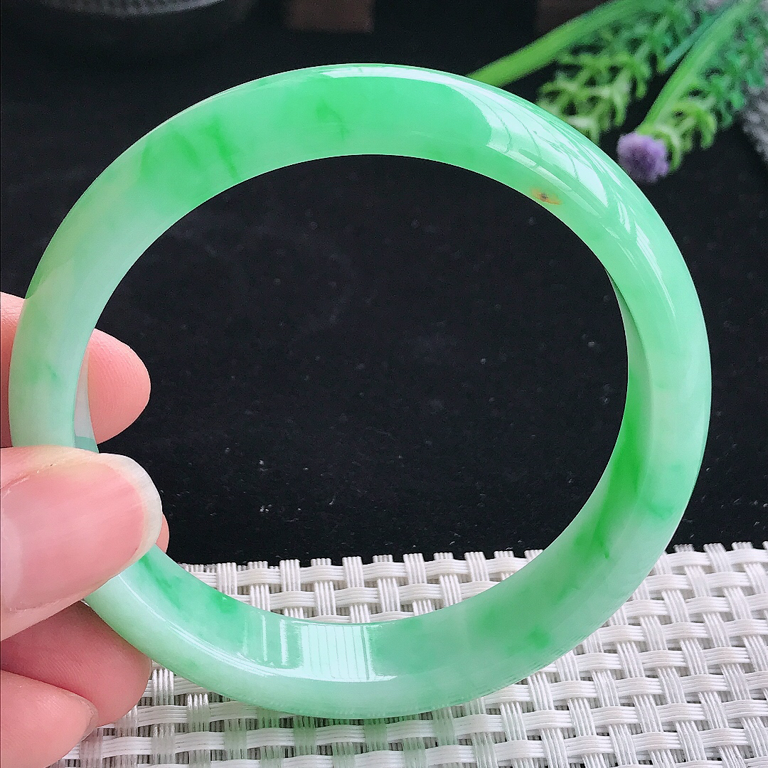 实拍A货翡翠61.5/14.2/8大圈口老坑精美冰润飘阳绿手镯翡翠珍藏玉镯平安镯