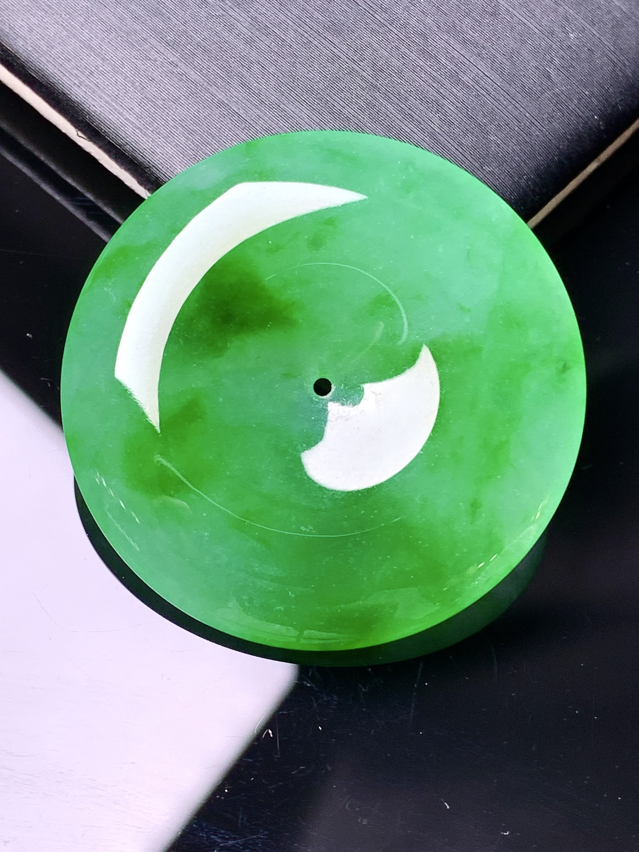 满绿平安扣吊坠 玉质细腻 水润亮眼 色泽艳丽 整体尺寸31.5*5.2d3