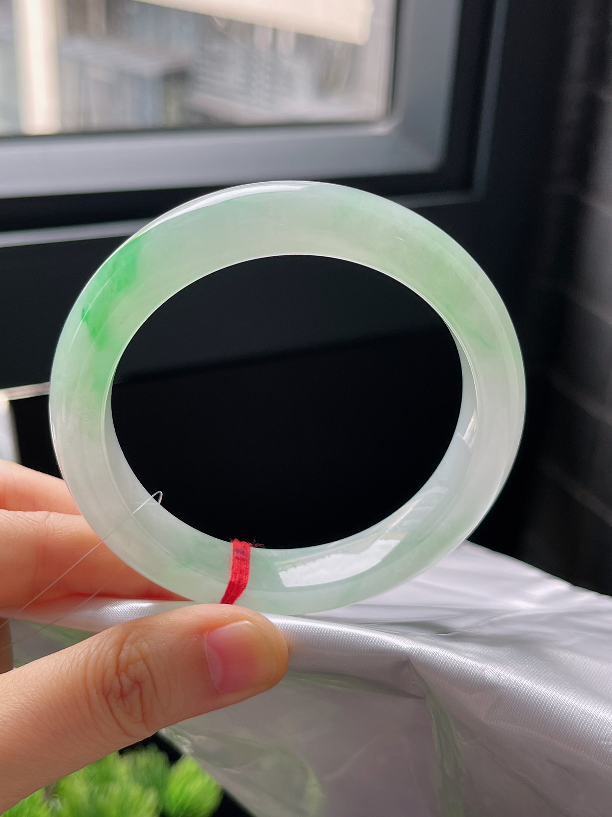 正圈57.3圈口，翡翠冰糯种飘绿手镯