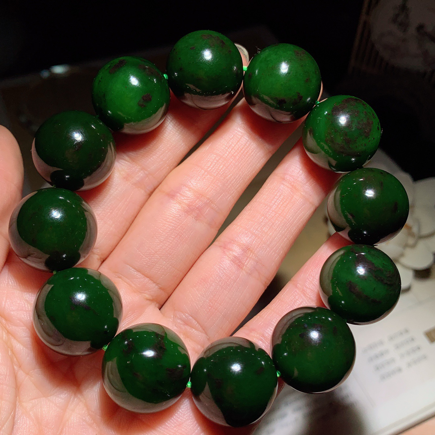 和田玉七号矿红皮料菠菜绿俄罗斯碧玉手串。单颗尺寸18重112克。玉质细腻油润。手推出油。佩戴高端典雅