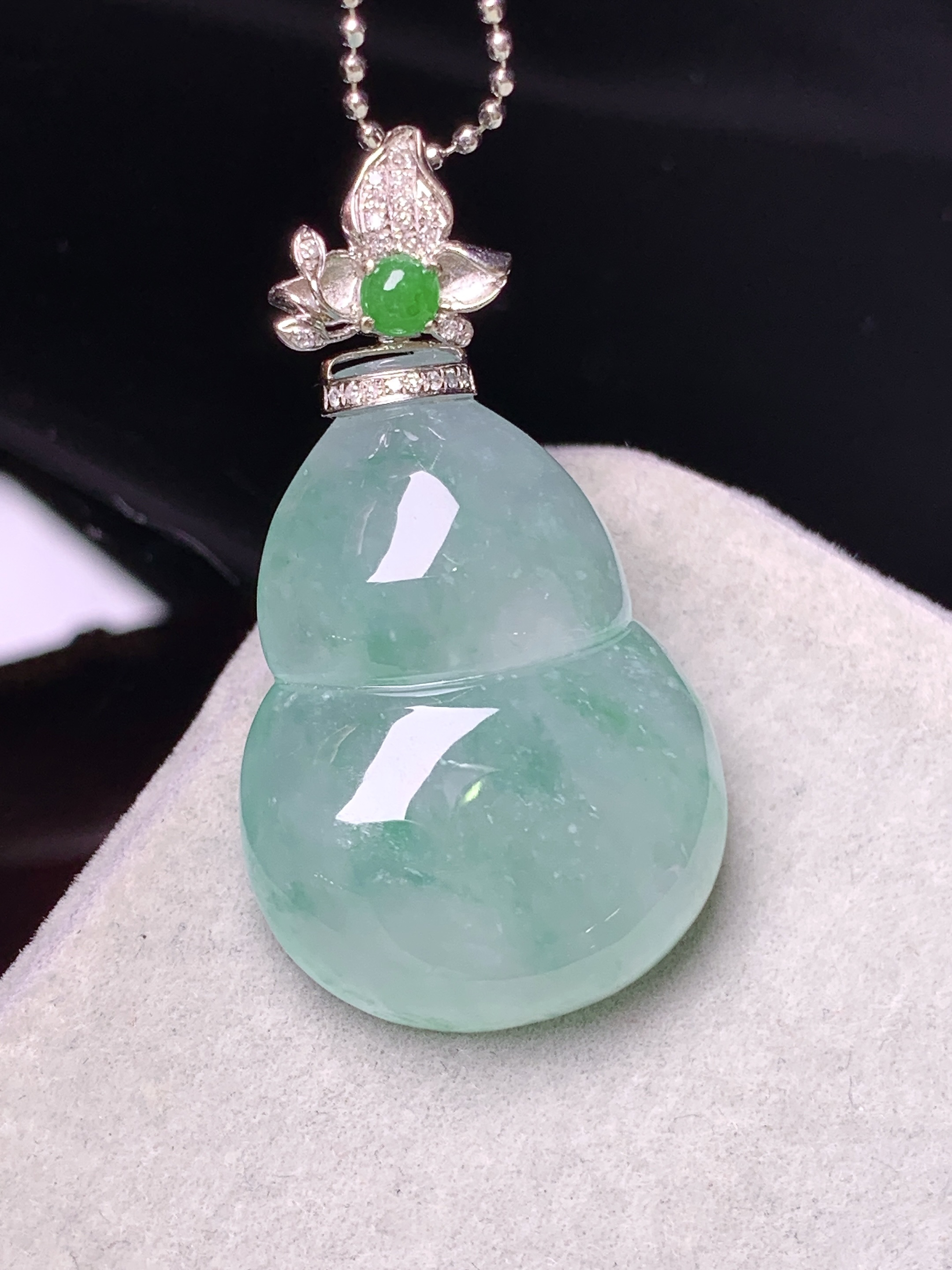 18k金钻镶嵌冰种飘花葫芦吊坠 玉质细腻 色泽艳丽清新 水润亮眼 整体尺寸37*20.3*6.8k1