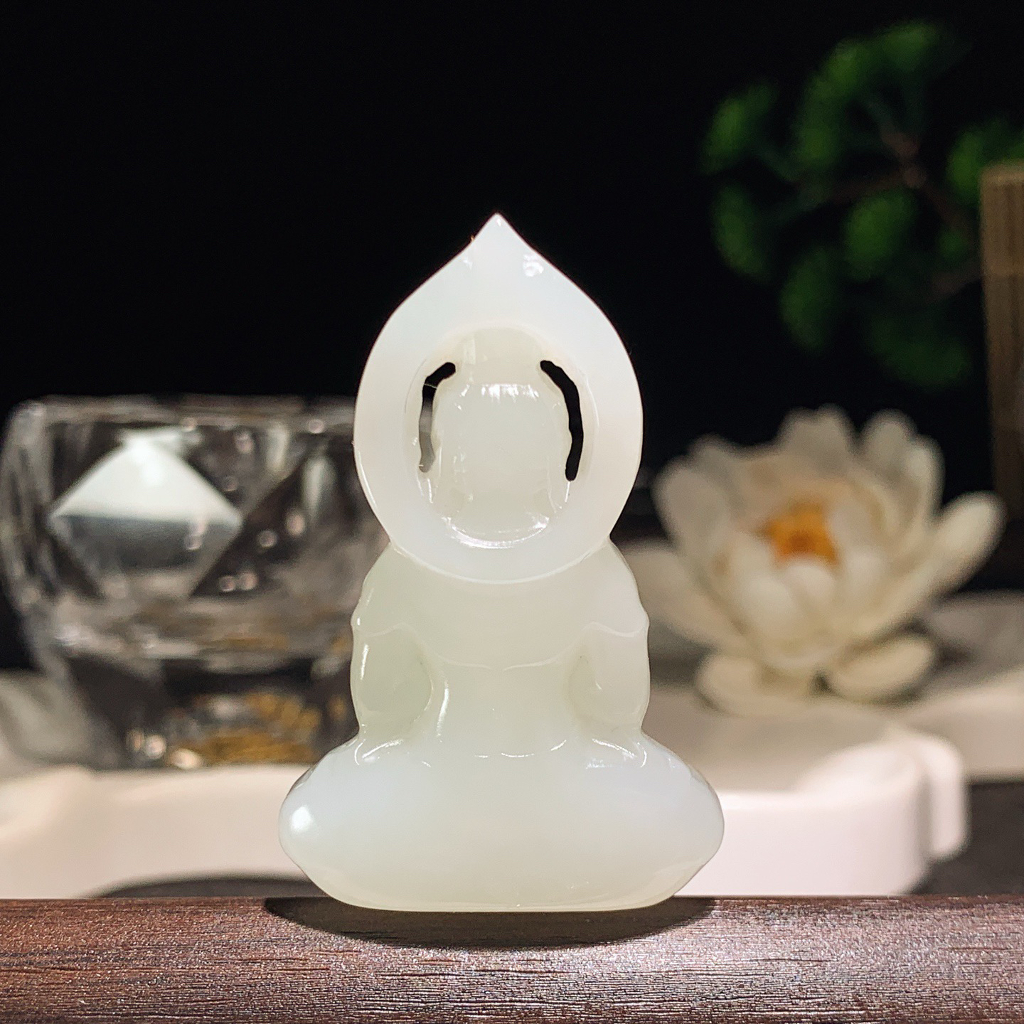 新疆和田玉坐观音挂件。尺寸45/30/12重21克。玉质细腻油润。手推出油。佩戴高端典雅。lt260413