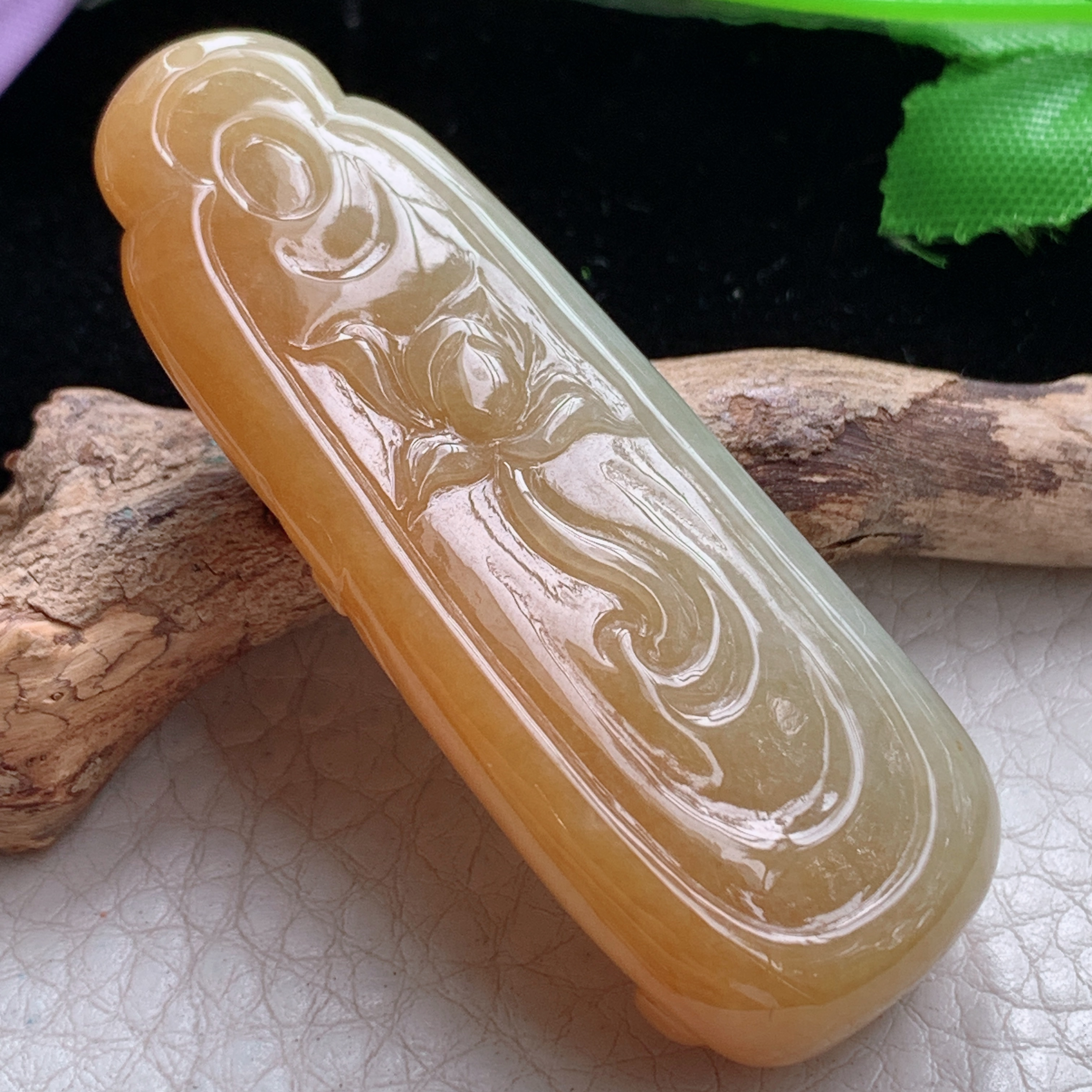 lz实拍57.2*21.3*11.6天然缅甸翡翠黄翡站观音吊坠