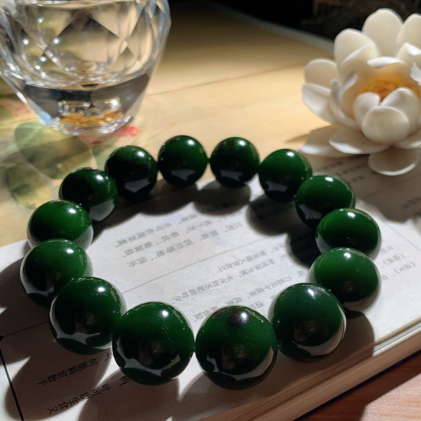 收藏级和田玉七号矿红皮料菠菜绿俄罗斯碧玉手串。单颗尺寸16重94克。玉质细腻油润。手推出油。佩戴高端典雅。lt260415