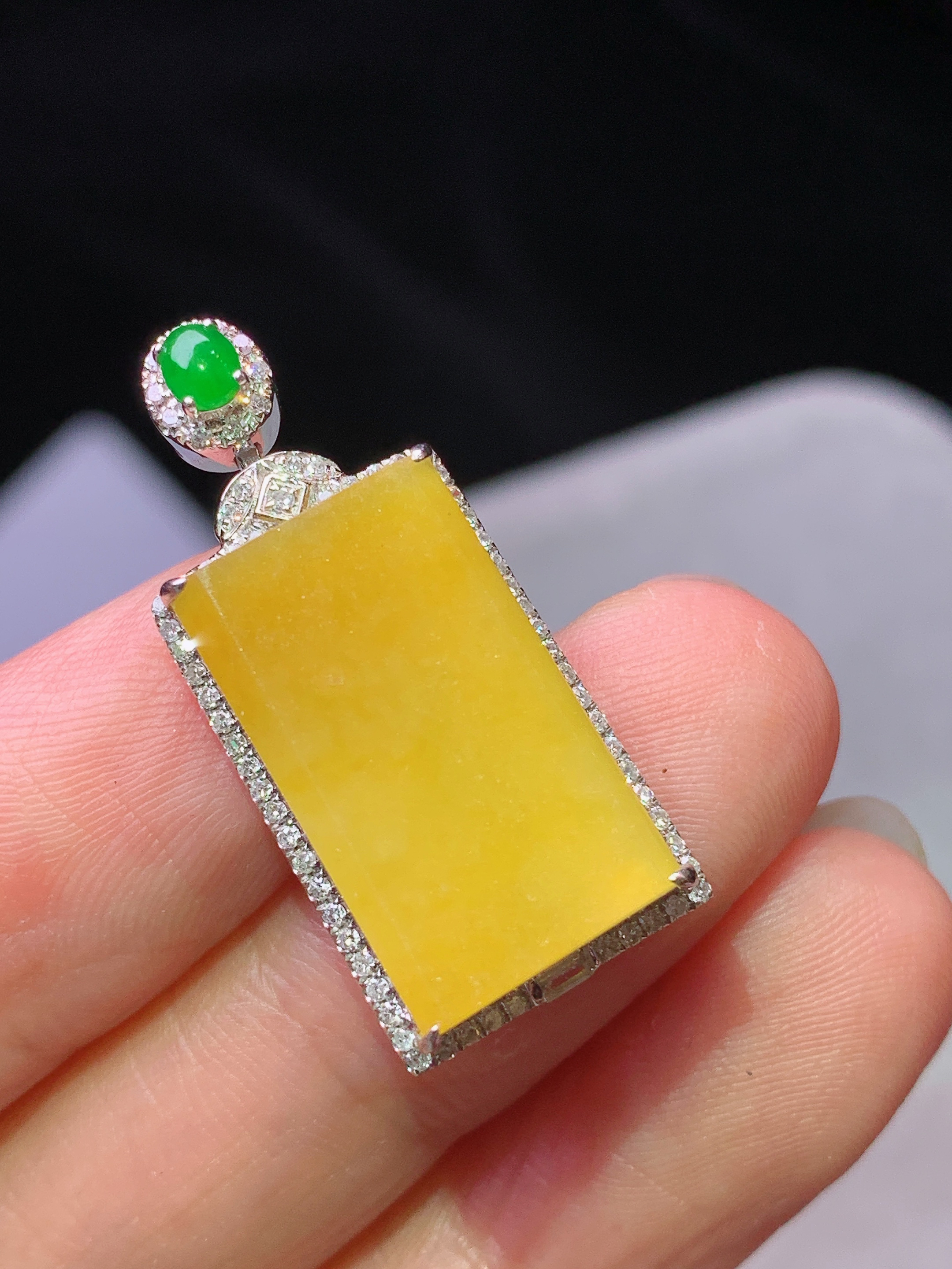 18k金钻镶嵌黄翡无事牌吊坠 玉质细腻 水润亮眼 色泽艳丽 整体尺寸28.2*12.8*6.6m5