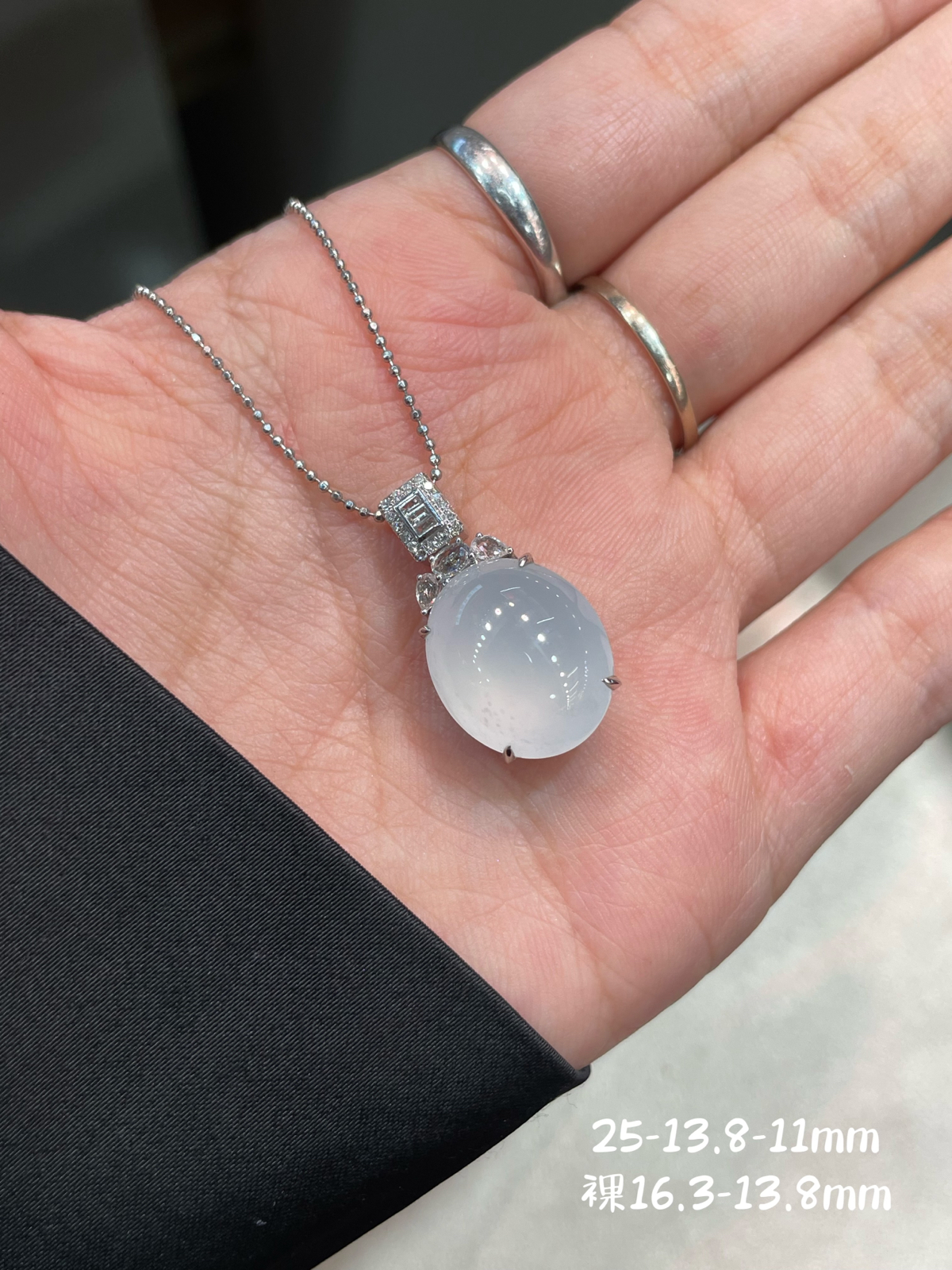 冰种 起胶 茅台白 蛋面吊坠

18k金镶嵌..