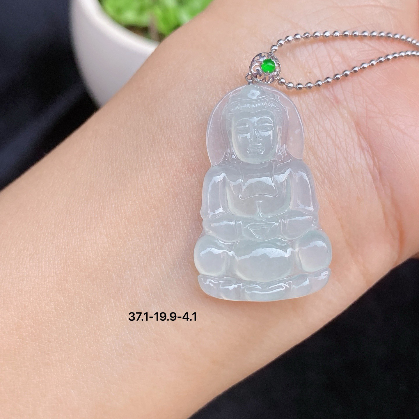 冰观音吊坠
白冰底色，光泽柔和，胶感十足
18k金扣，精致又高级